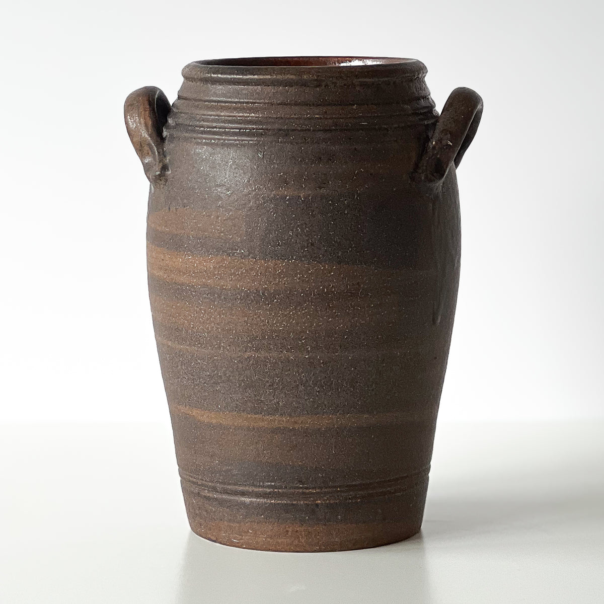 donkerbruine studio pottery vaas met oren – pre-loved Noii HOME