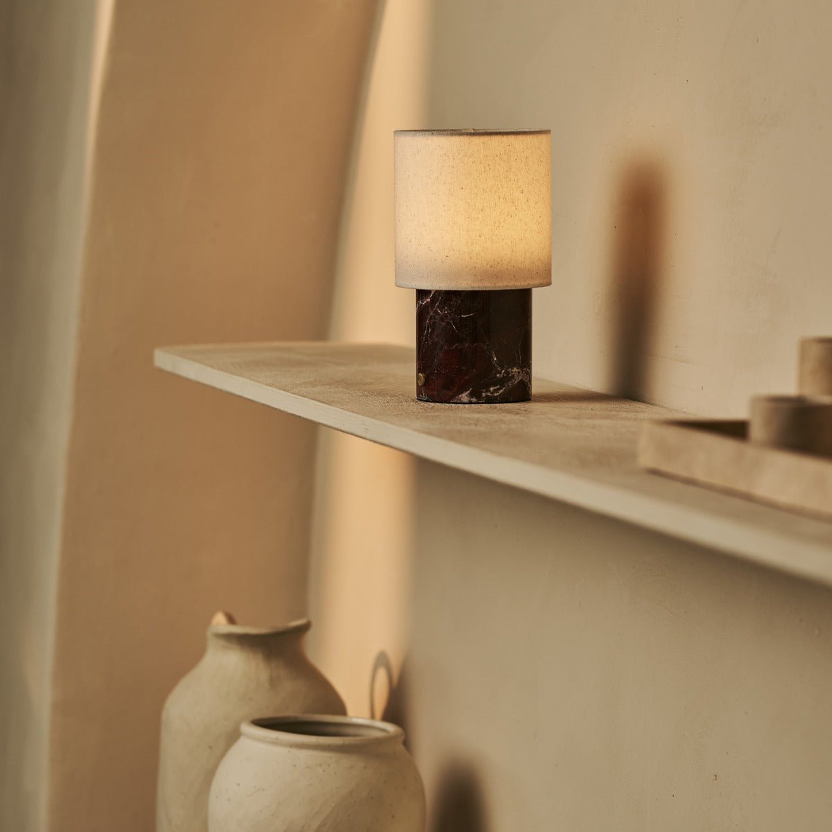 Dou Red / Rosso Levanto - Marmeren oplaadbare tafellamp - Draadloos, 3 lichte modi en met linnen verwisselbare lampenkap Tavellio - Amsterdam