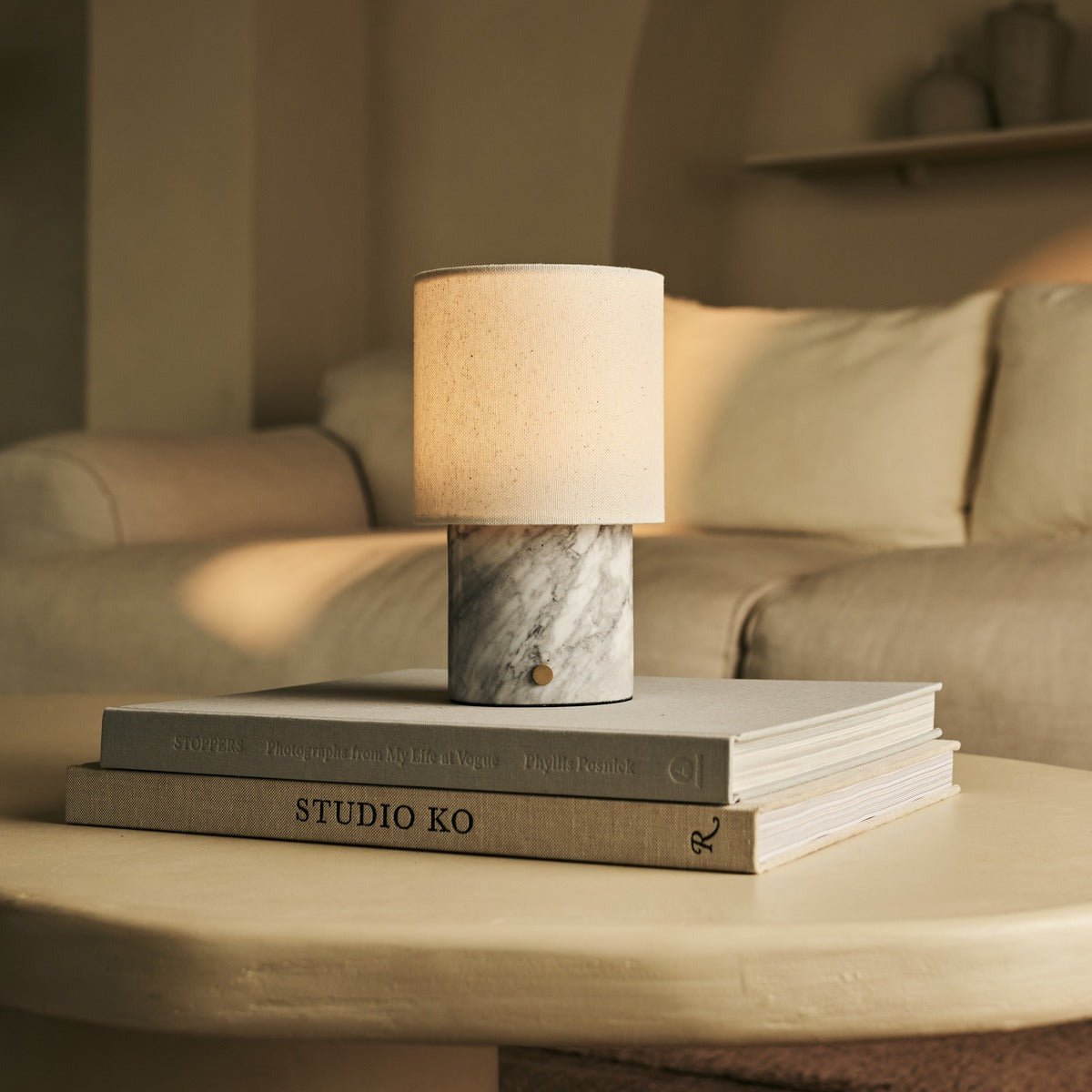 Dou White / Bianco Statuarietto - Marmeren oplaadbare tafellamp - Draadloos, 3 lichte modi en met linnen verwisselbare lampenkap Tavellio - Amsterdam