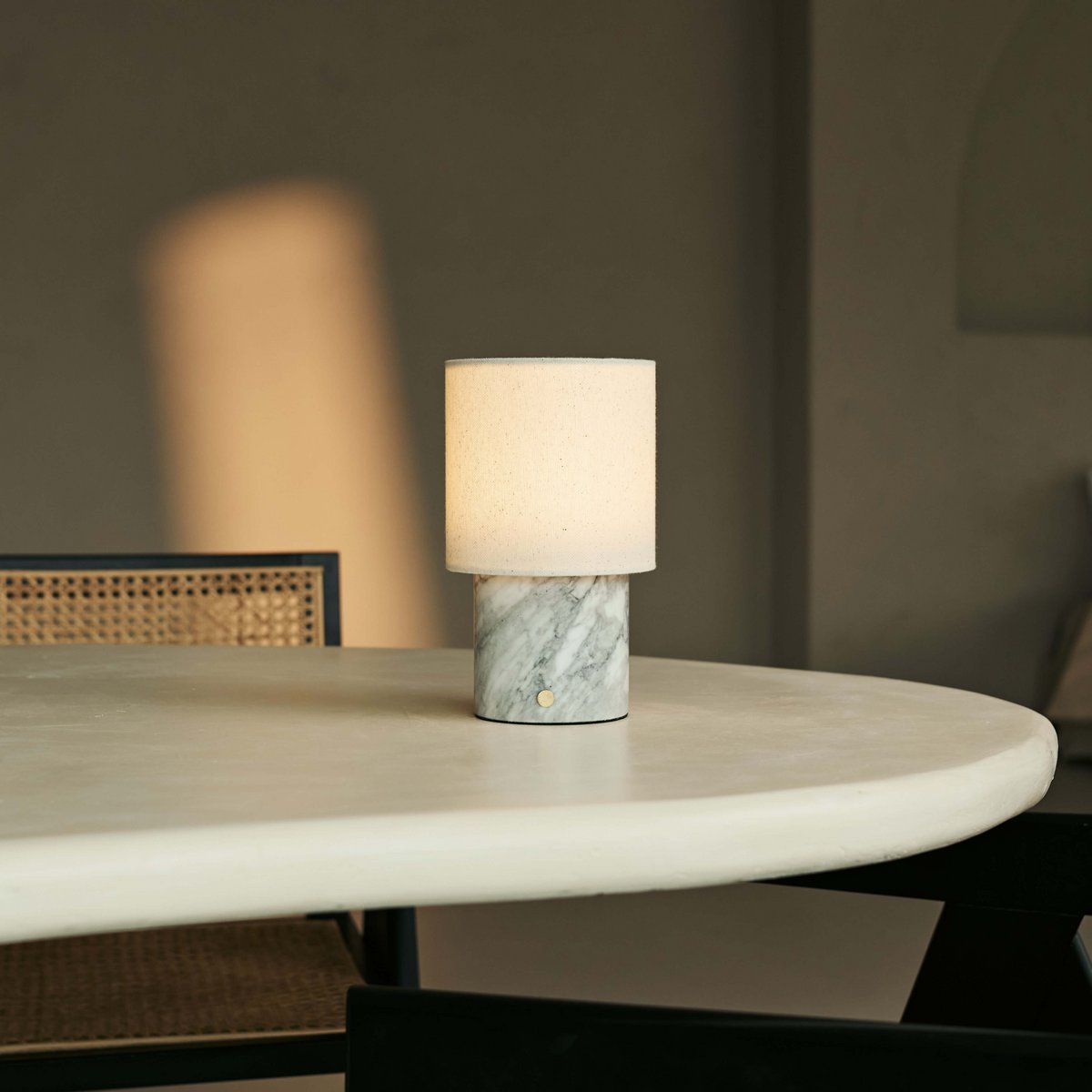 Dou White / Bianco Statuarietto - Marmeren oplaadbare tafellamp - Draadloos, 3 lichte modi en met linnen verwisselbare lampenkap Tavellio - Amsterdam