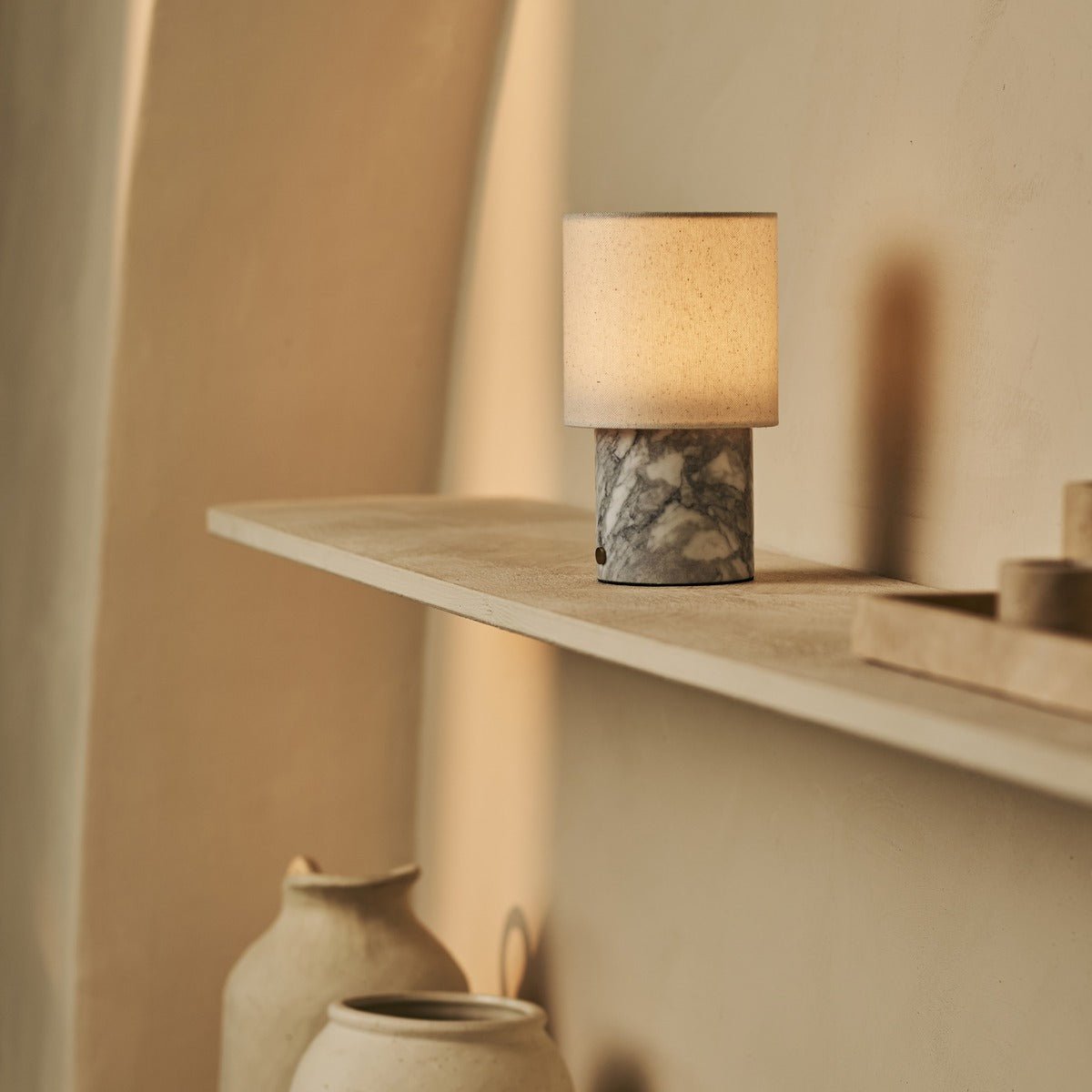 Dou White / Bianco Statuarietto - Marmeren oplaadbare tafellamp - Draadloos, 3 lichte modi en met linnen verwisselbare lampenkap Tavellio - Amsterdam