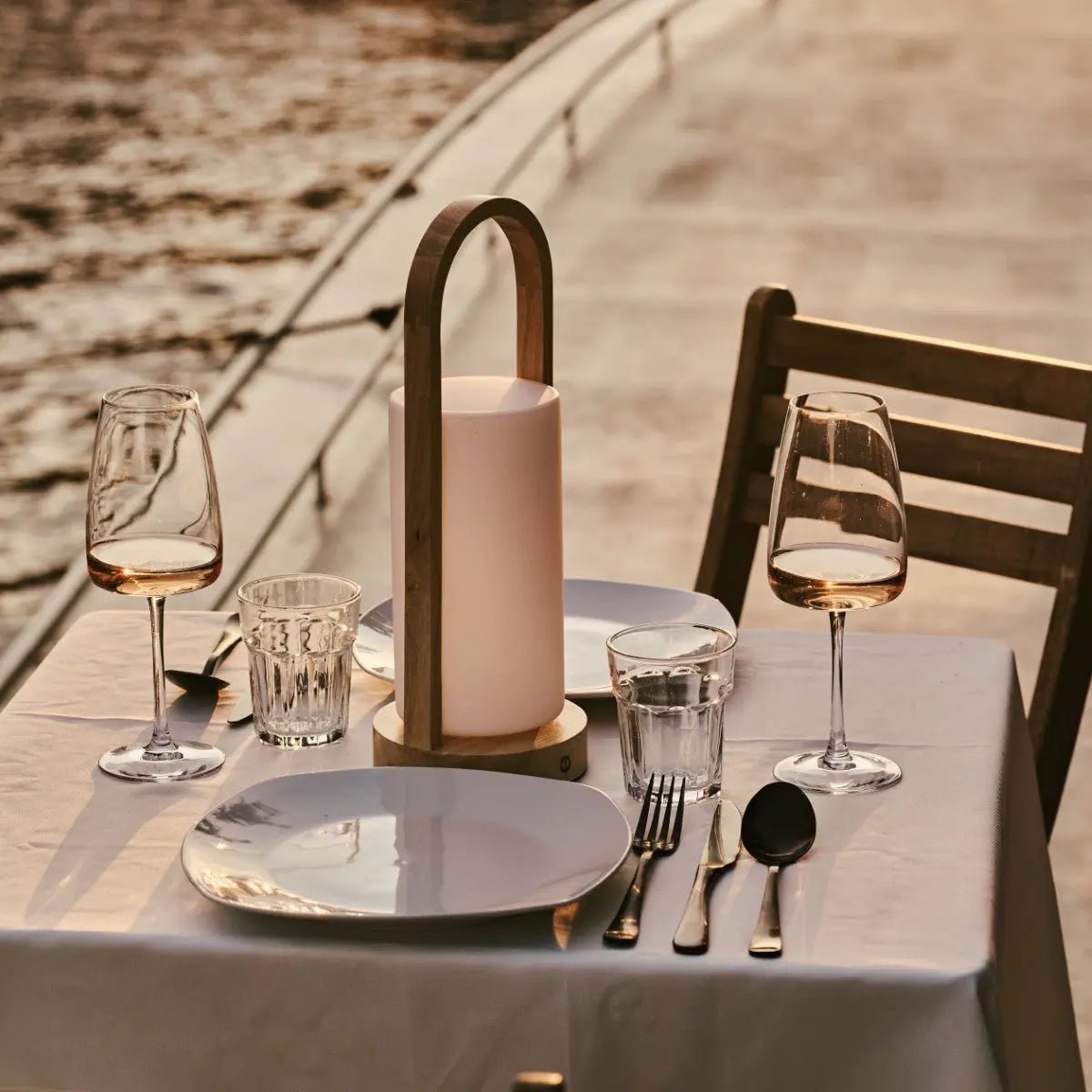 Evie Lichtbruine Oplaadbare Houten Tafellamp | Dimbaar, draadloos en 3 lichtmodi Tavellio - Amsterdam