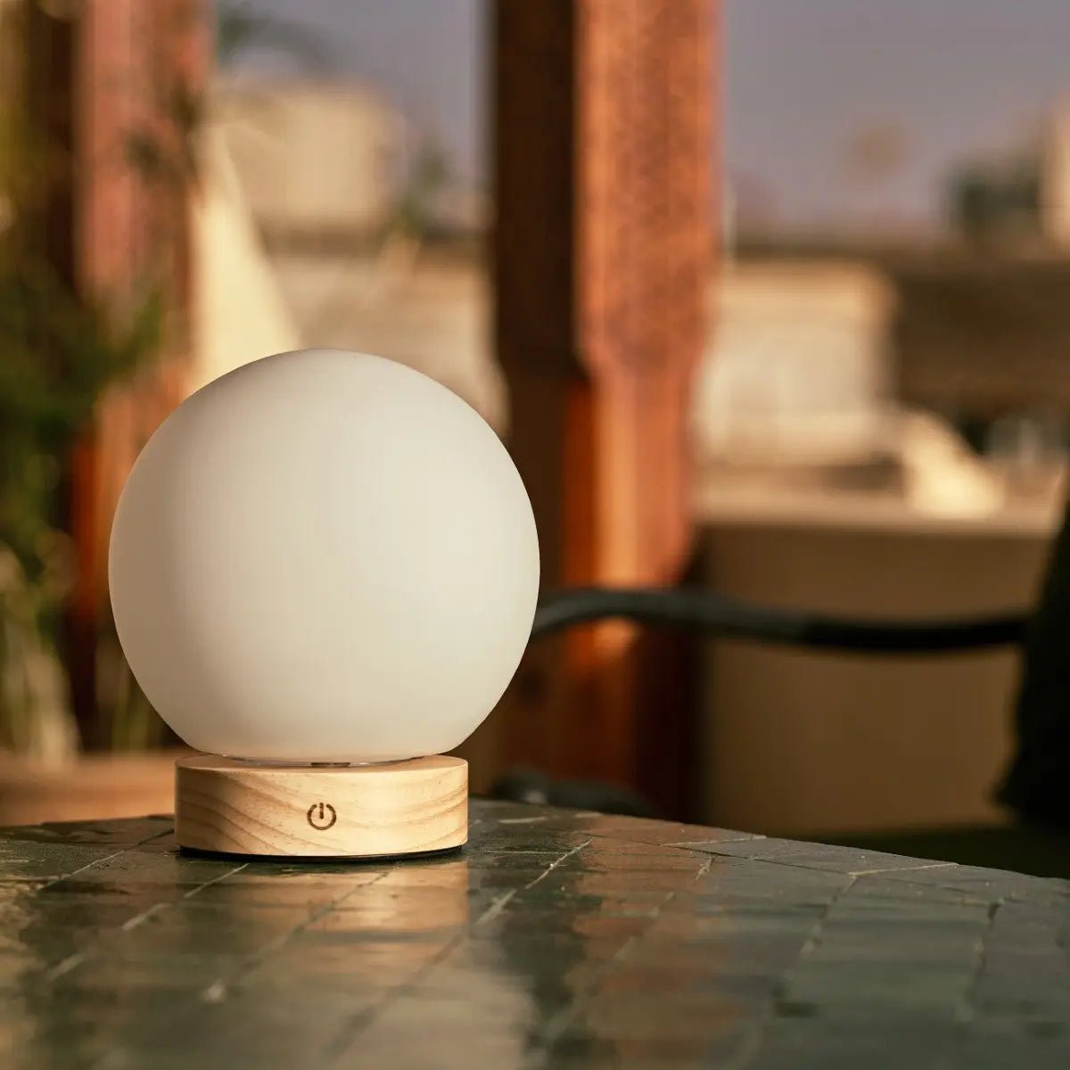 Flore lichtbruine houten lamp met glazen lamp - oplaadbaar en dimbaar draadloos licht Tavellio - Amsterdam