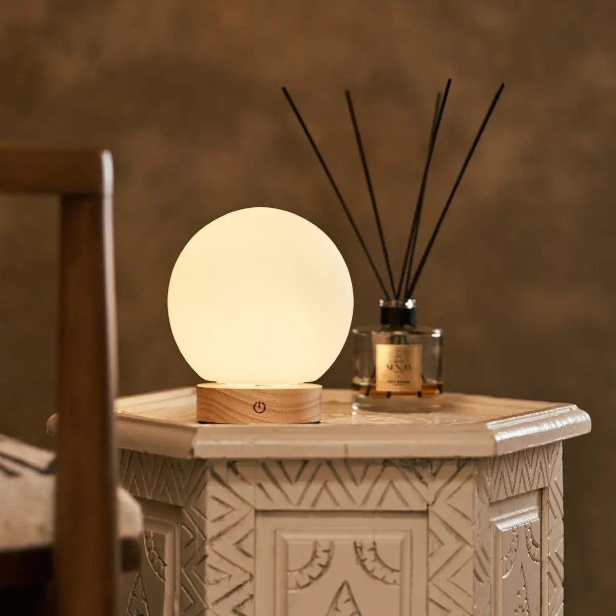 Flore lichtbruine houten lamp met glazen lamp - oplaadbaar en dimbaar draadloos licht Tavellio - Amsterdam