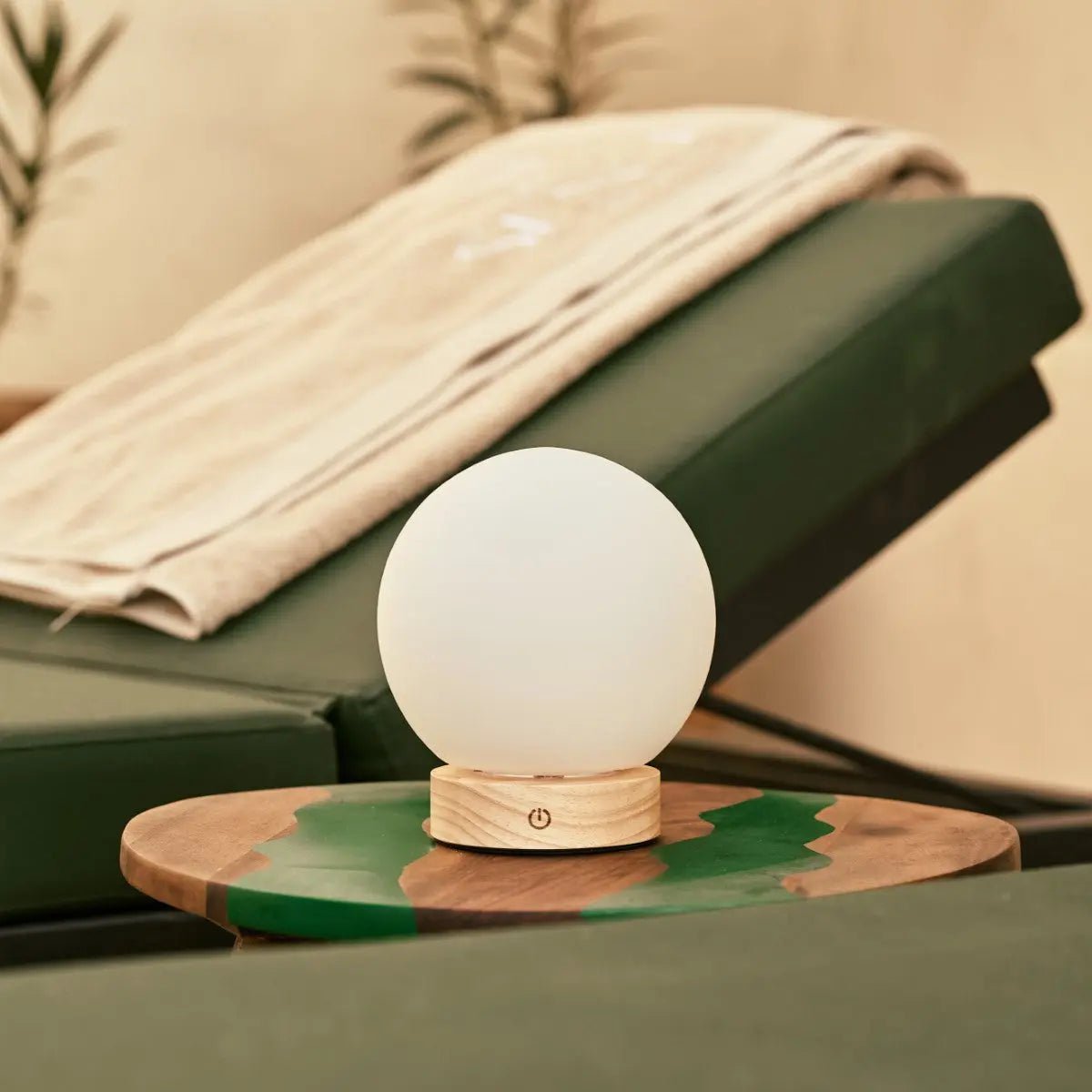 Flore lichtbruine houten lamp met glazen lamp - oplaadbaar en dimbaar draadloos licht Tavellio - Amsterdam