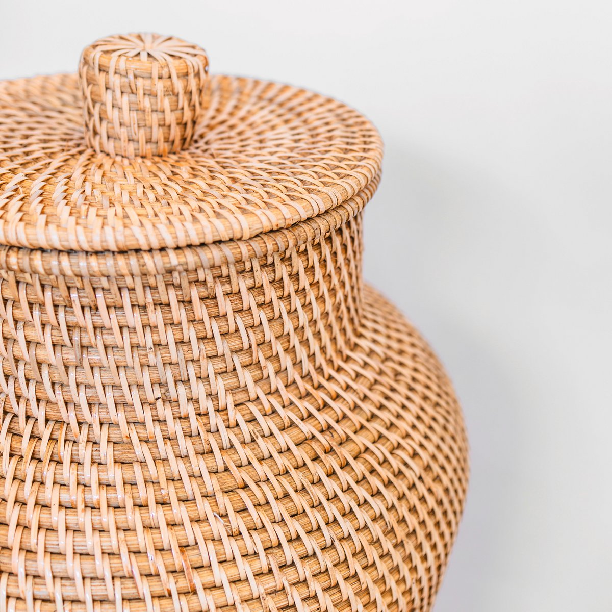 Geweven rotan vaas rond – grote boho decoratieve vaas – vaas hoog en smal – vloervaas handgemaakt van natuurlijke vezels (Ø 30 cm) KIDUNG Soeji