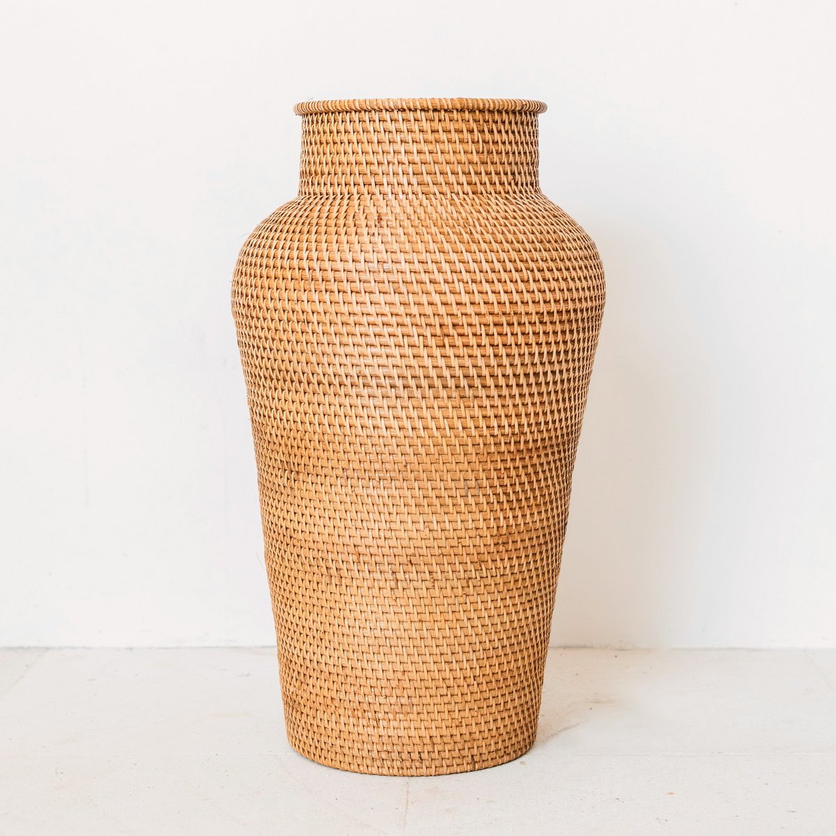 Geweven rotan vaas rond – grote boho decoratieve vaas – vaas hoog en smal – vloervaas handgemaakt van natuurlijke vezels (Ø 30 cm) KIDUNG Soeji