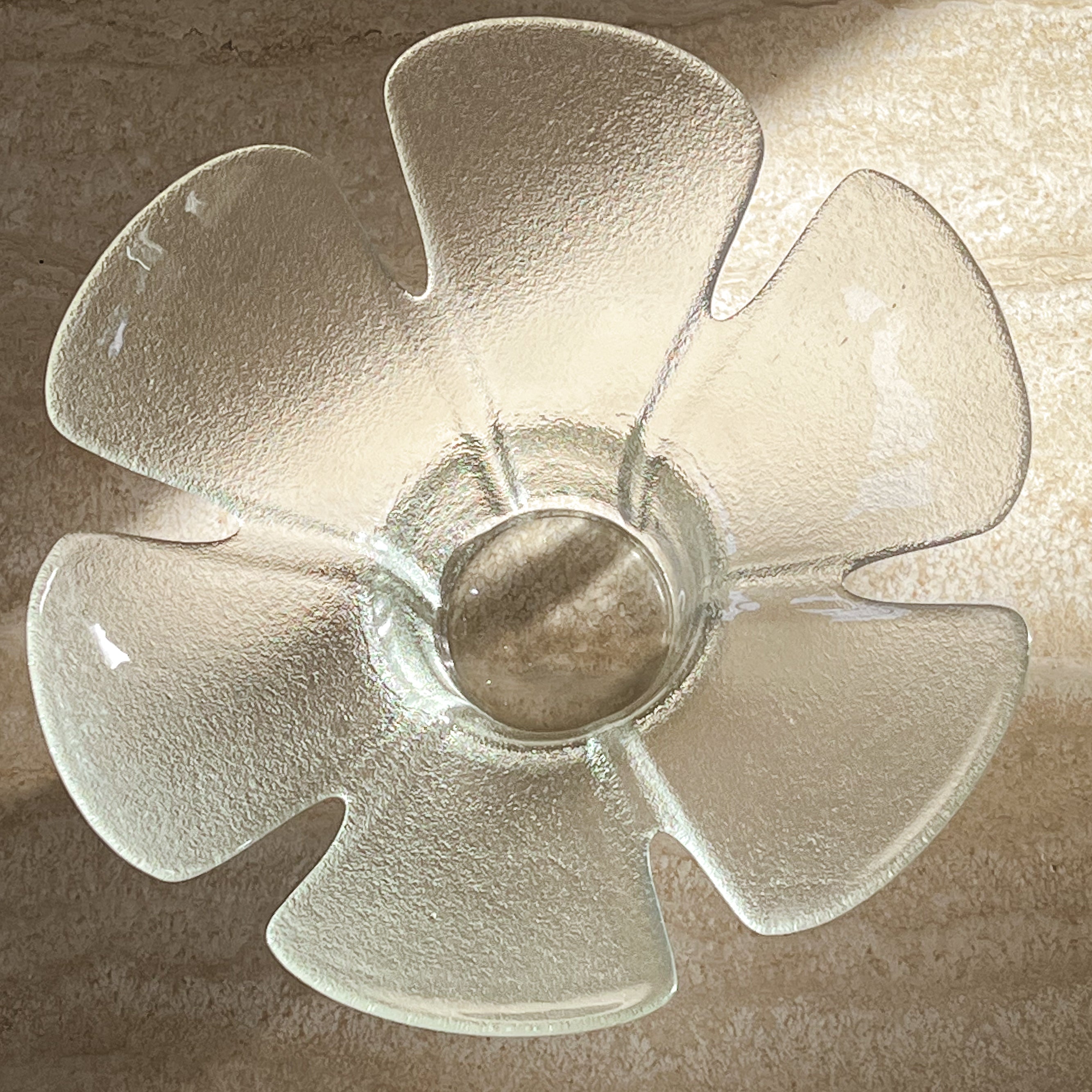 glazen schaal – sculpturaal design met zes bloembladen – vintage Noii HOME