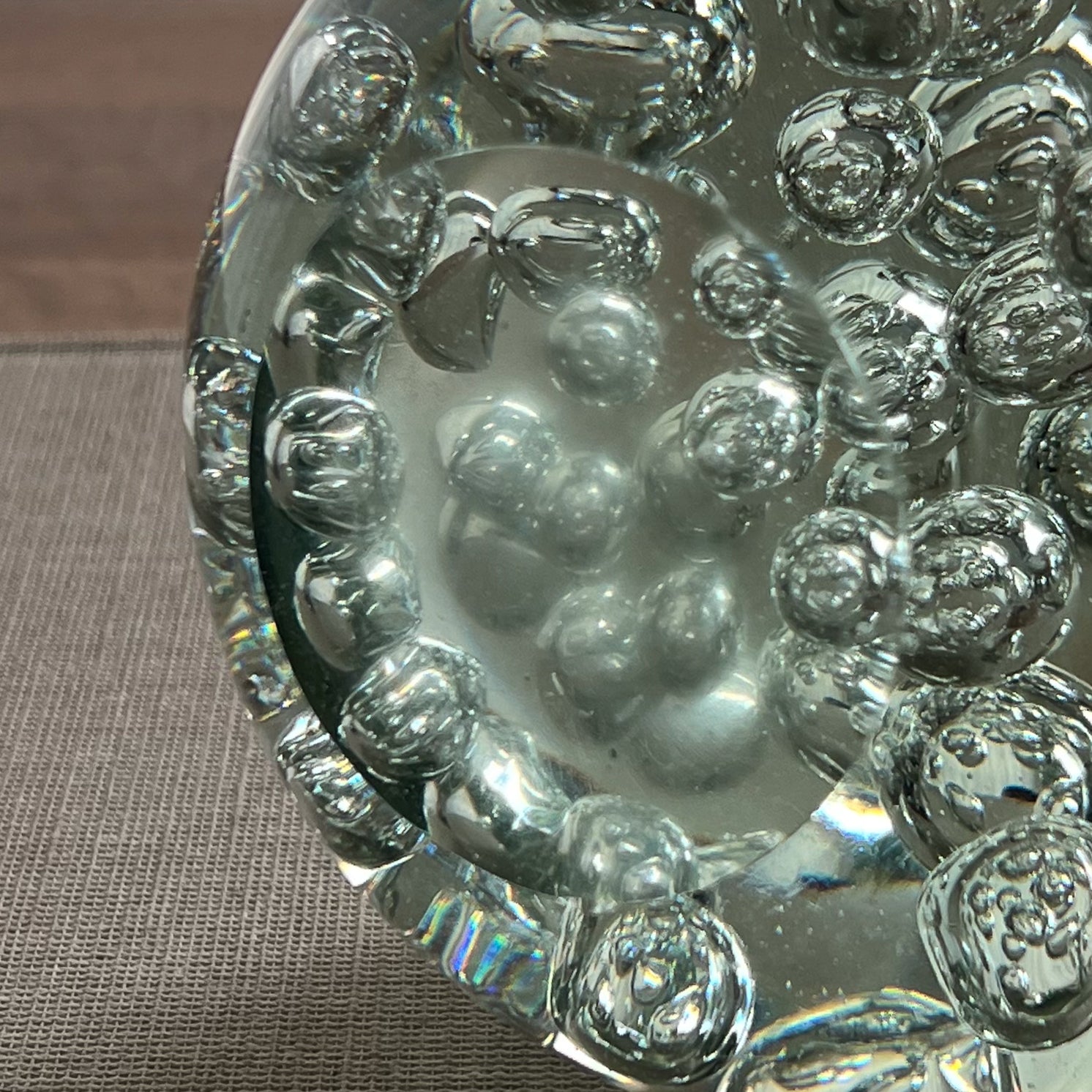 grote handgeblazen glazen bol – presse papier met luchtbellen – vintage Noii HOME