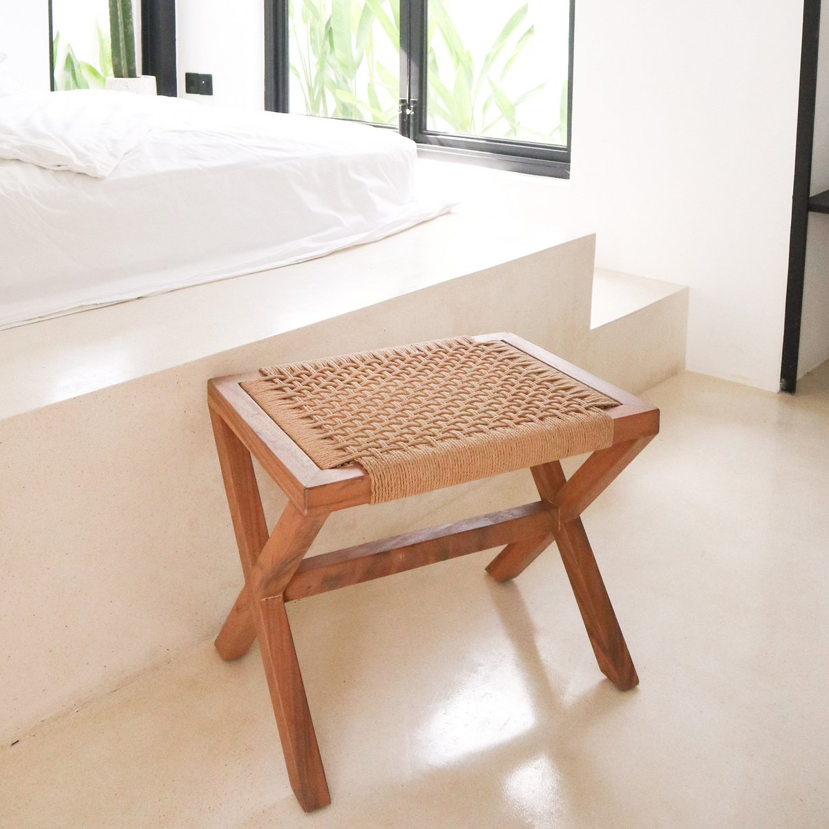 Grote houten kruk INDRA (beige) gemaakt van Trembesi met een zitvlak van geweven gerecycled papier Soeji