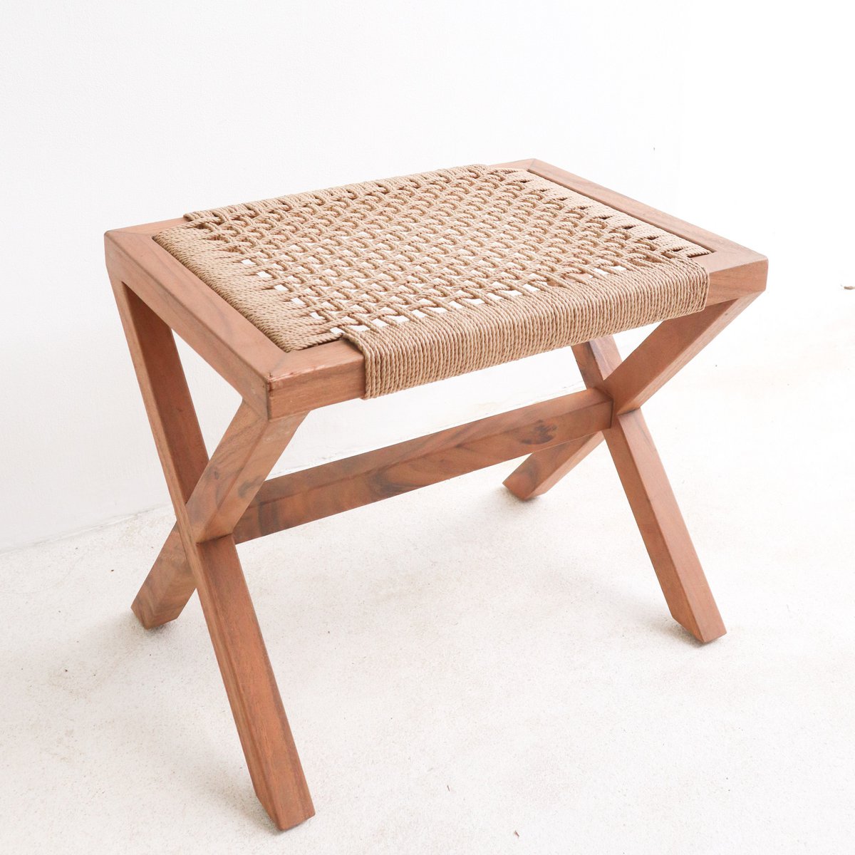 Grote houten kruk INDRA (beige) gemaakt van Trembesi met een zitvlak van geweven gerecycled papier Soeji