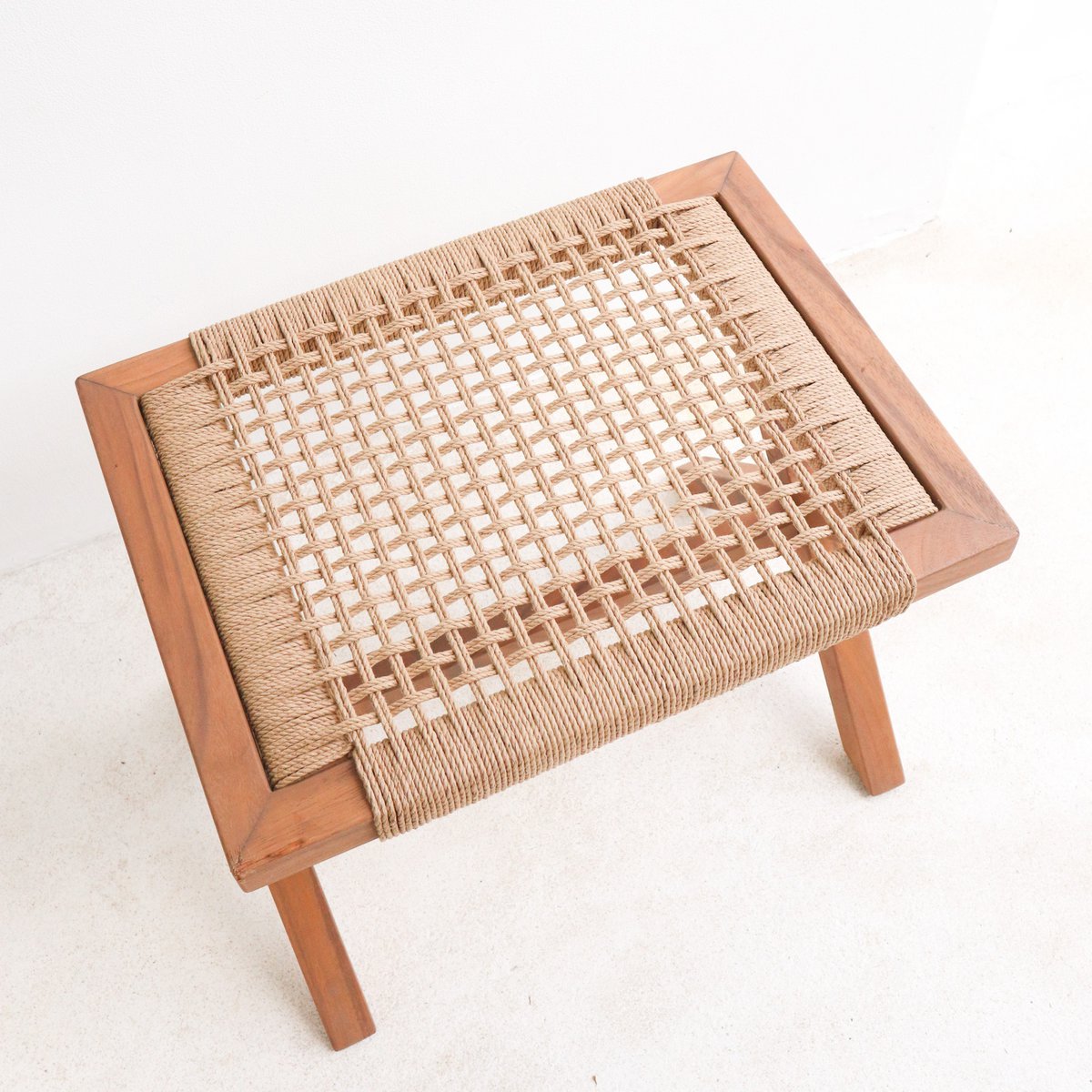 Grote houten kruk INDRA (beige) gemaakt van Trembesi met een zitvlak van geweven gerecycled papier Soeji