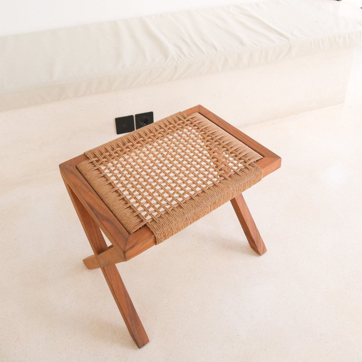 Grote houten kruk INDRA (beige) gemaakt van Trembesi met een zitvlak van geweven gerecycled papier Soeji