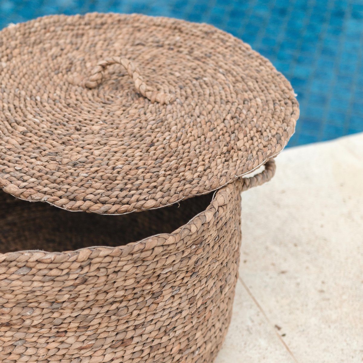 Grote wasmand met deksel UMBUL gemaakt van bruine waterhyacint | Geweven mandmand Soeji