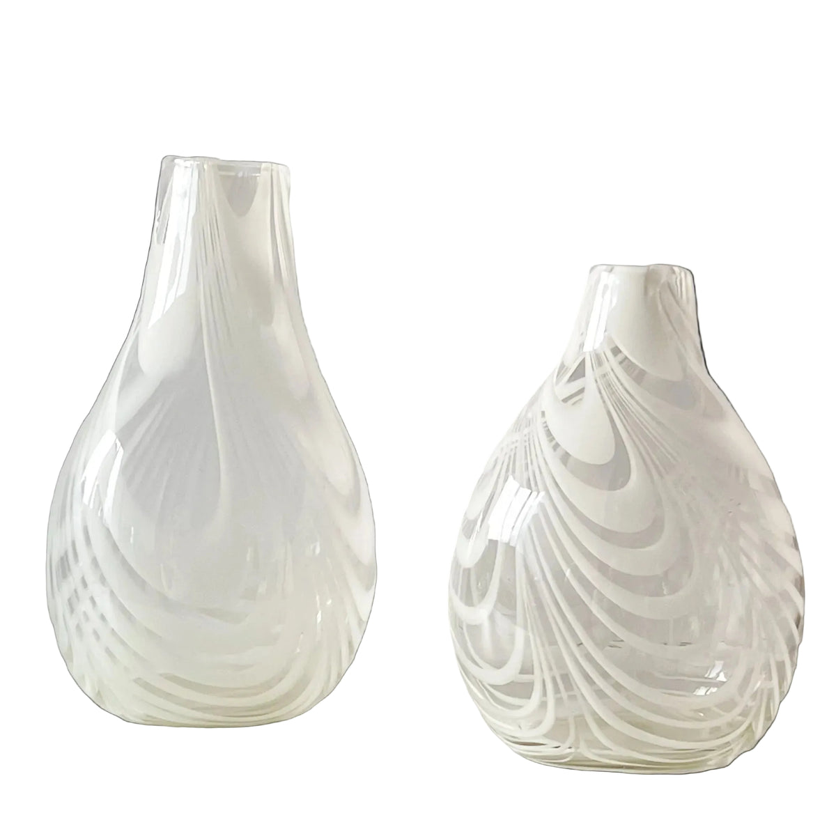 handgeblazen glazen vazen met wit lijnenspel – mid-century design | set van twee Noii HOME