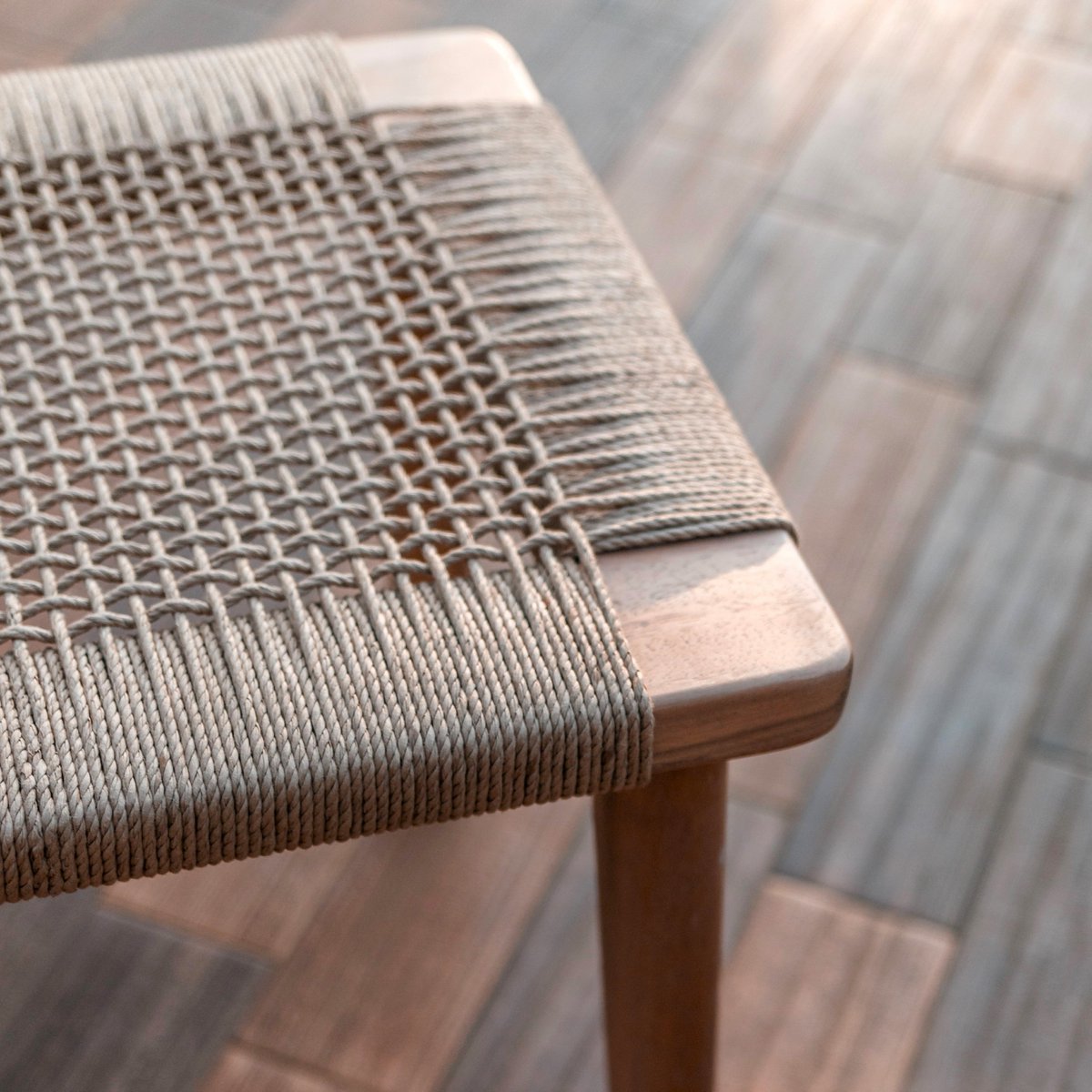 handgemaakte houten kruk - geweven gerecycled papier - Soeij Soeji