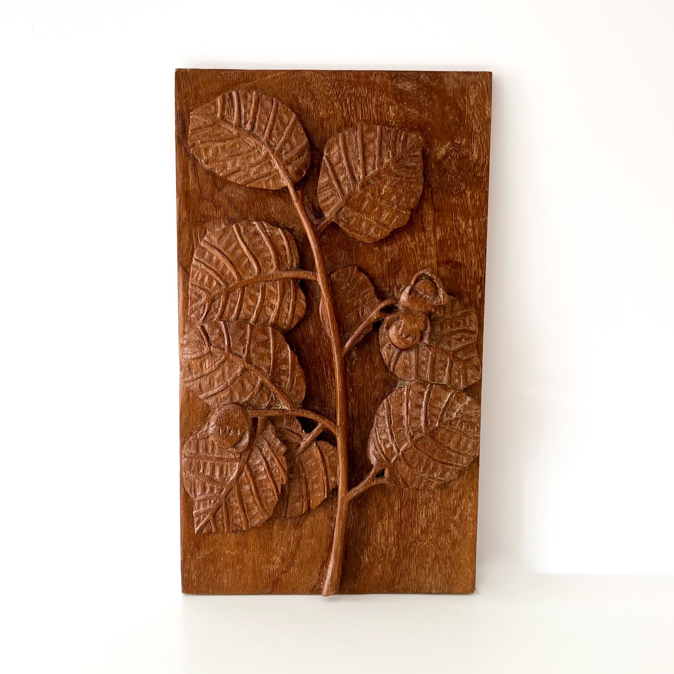 handgesneden houten paneel – botanisch reliëf – vintage pre-loved Noii HOME