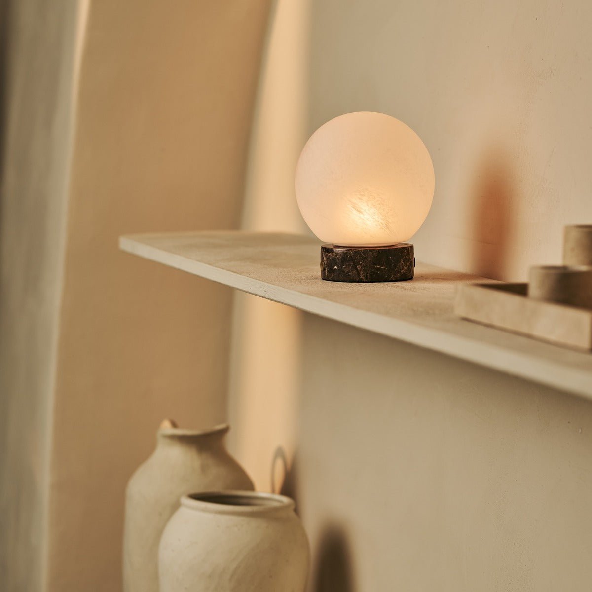 Heem Brown / Emperador Dark - Marmeren oplaadbare tafellamp - 3 lichte modi, draadloos en met glazen verwisselbare lampenkap Tavellio - Amsterdam