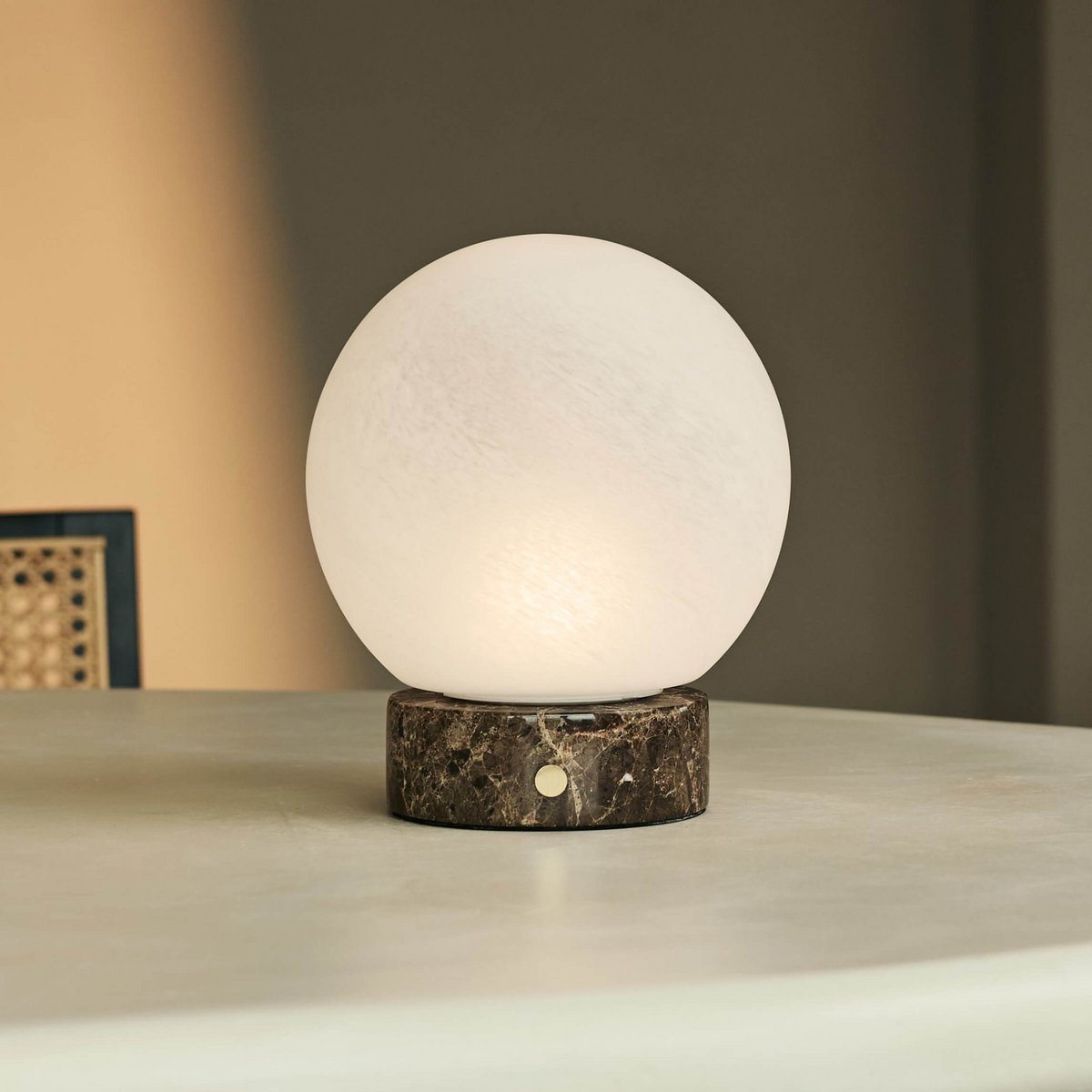 Heem Brown / Emperador Dark - Marmeren oplaadbare tafellamp - 3 lichte modi, draadloos en met glazen verwisselbare lampenkap Tavellio - Amsterdam