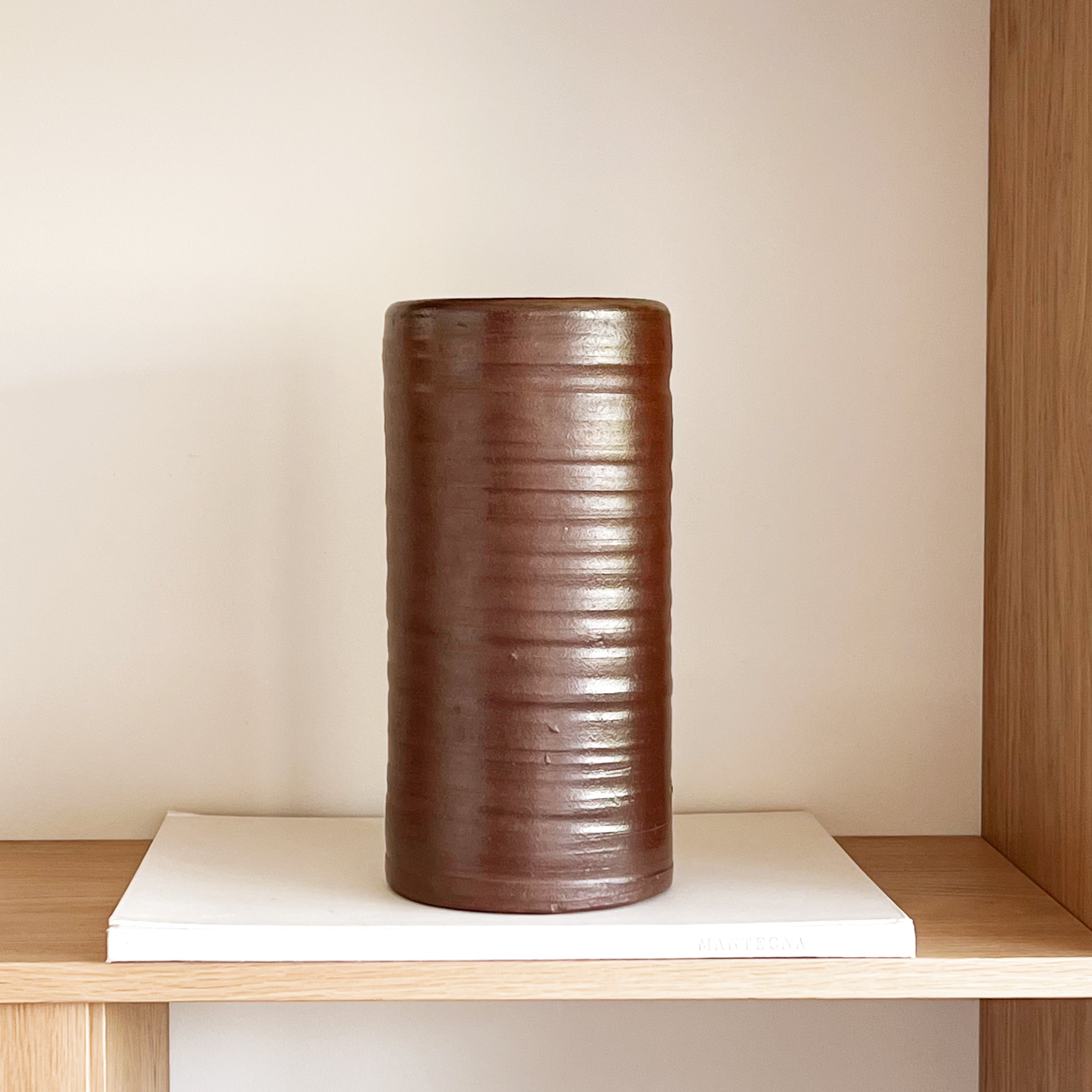 hoge keramische vaas met ribbelstructuur – bruin glazuur – 29,5 cm – pre-loved Noii HOME