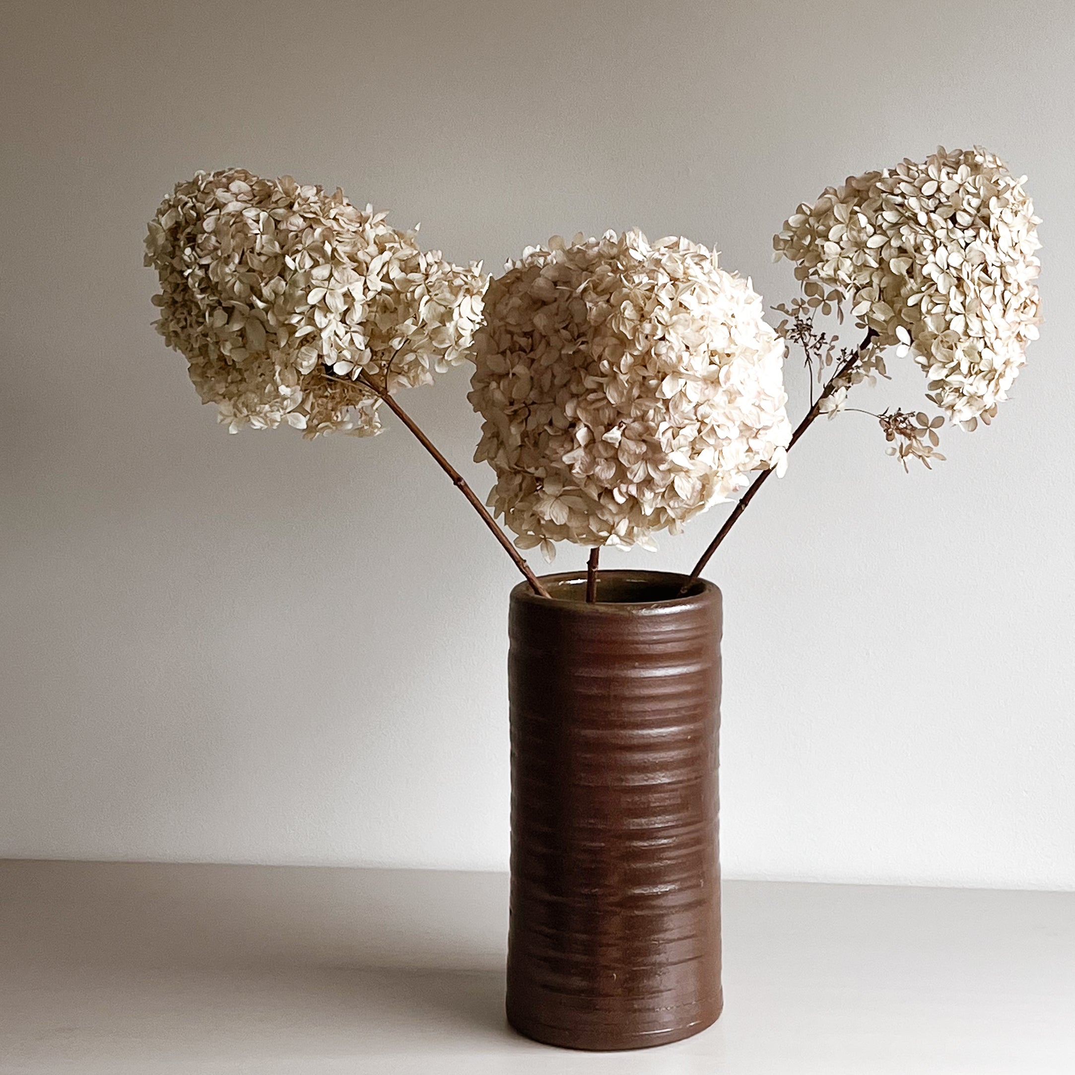 hoge keramische vaas met ribbelstructuur – bruin glazuur – 29,5 cm – pre-loved Noii HOME