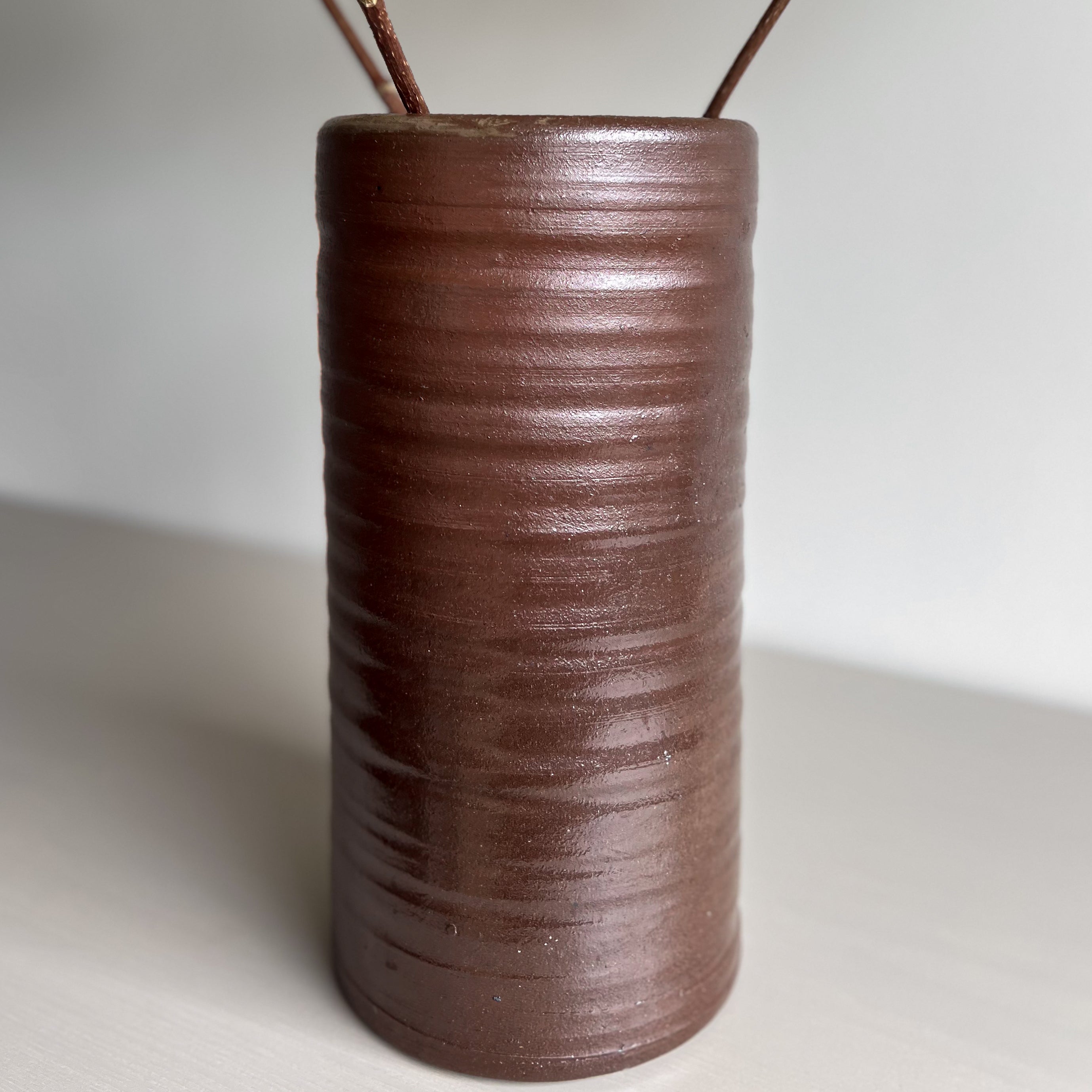 hoge keramische vaas met ribbelstructuur – bruin glazuur – 29,5 cm – pre-loved Noii HOME