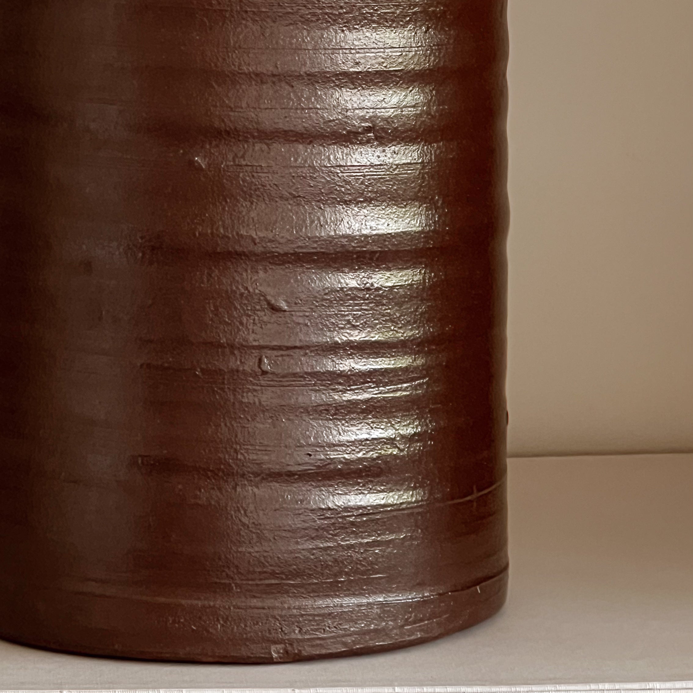 hoge keramische vaas met ribbelstructuur – bruin glazuur – 29,5 cm – pre-loved Noii HOME