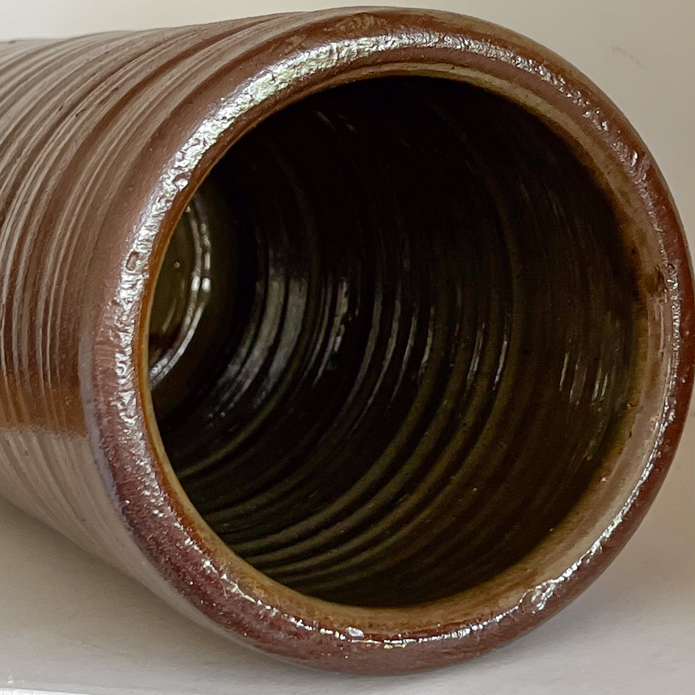 hoge keramische vaas met ribbelstructuur – bruin glazuur – 29,5 cm – pre-loved Noii HOME