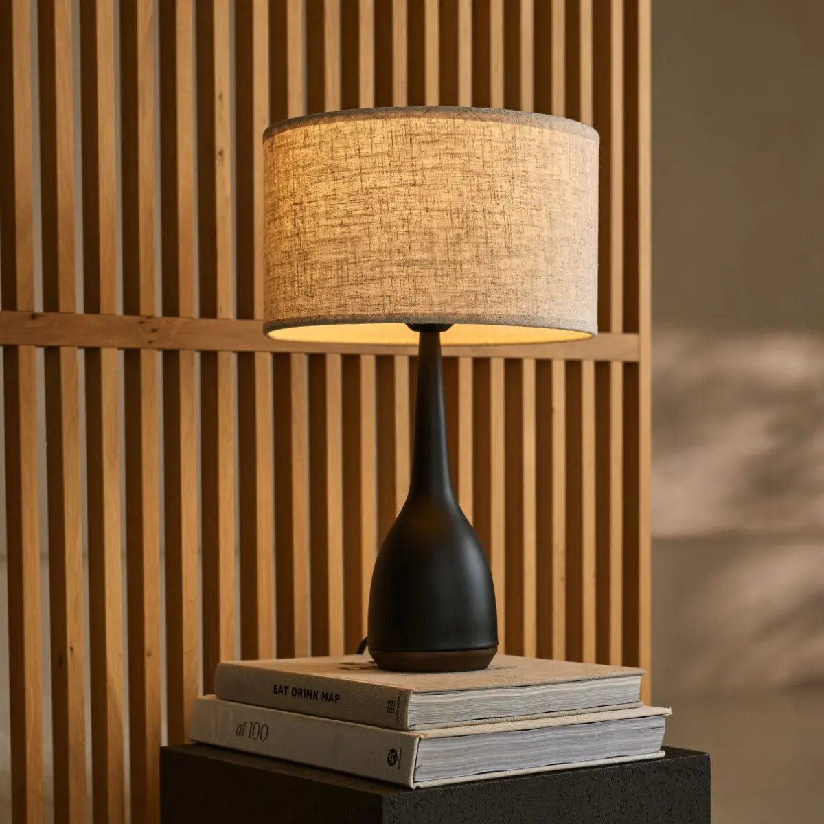 Jacob zwarte lamp met beige kap – elegante en warme verlichting Tavellio - Amsterdam