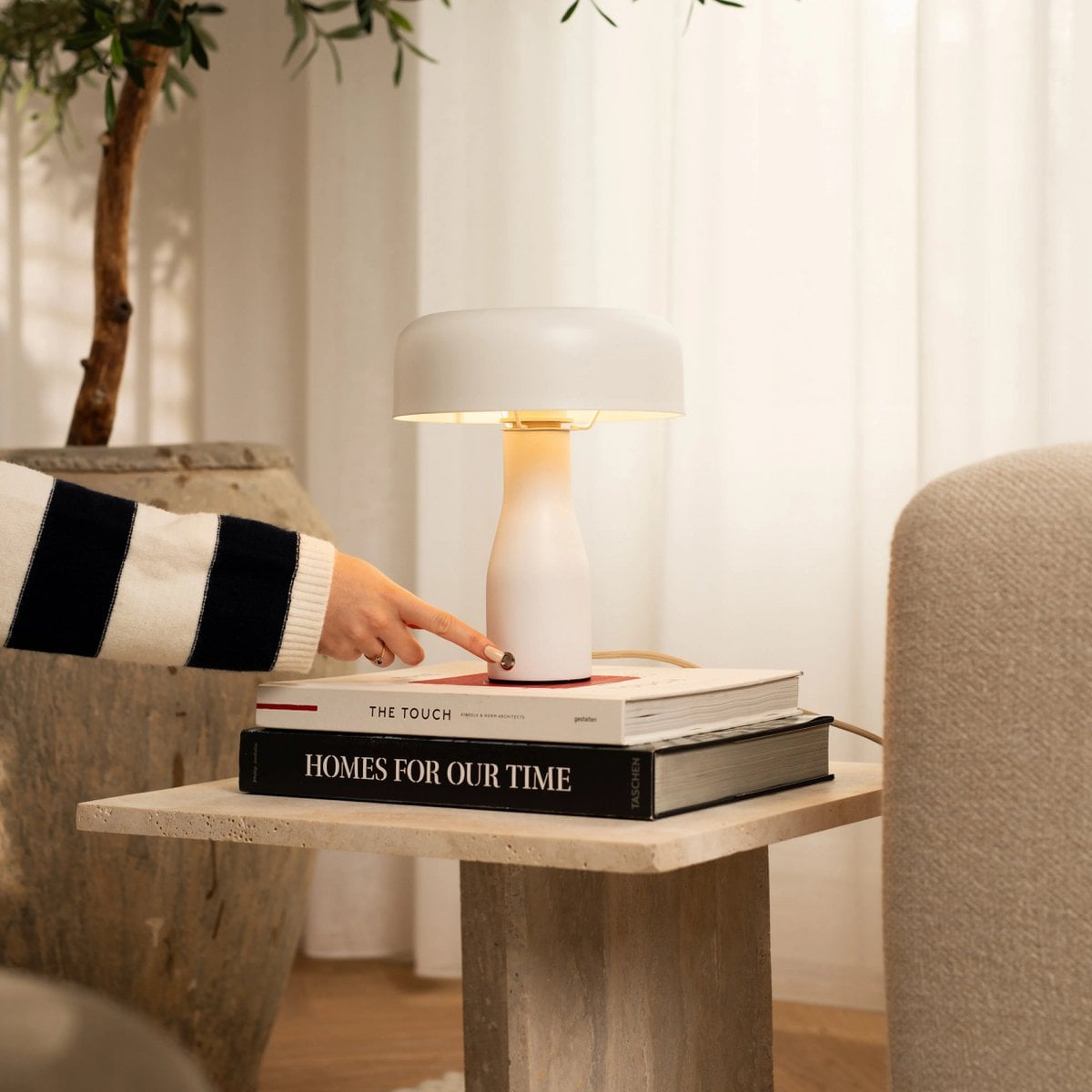 Jape Wit metalen tafellamp | Tijdloos ontwerp en elegante stijl Tavellio - Amsterdam