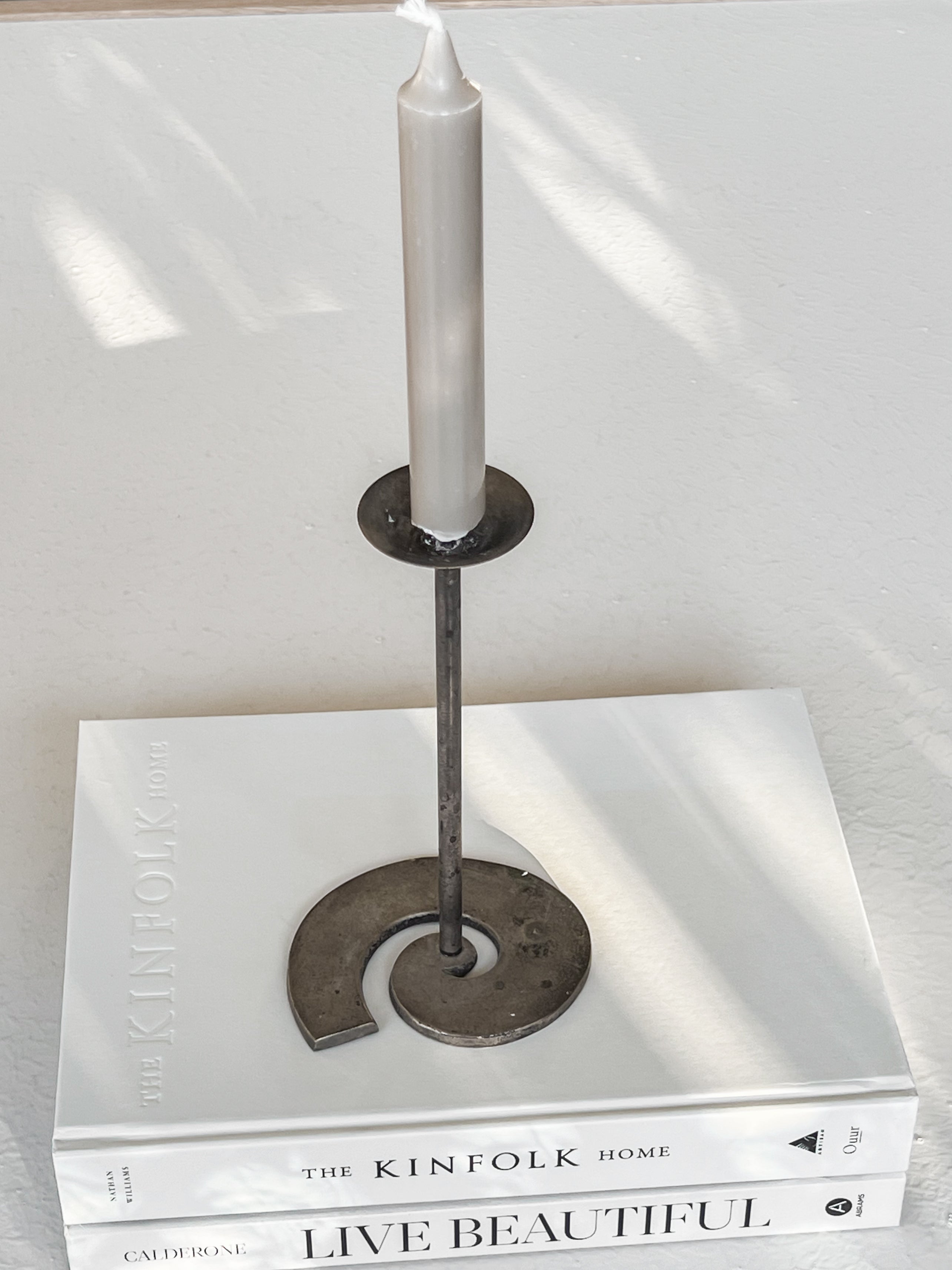 kandelaar met spiraalvormige voet - metaal - pre-loved Noii home