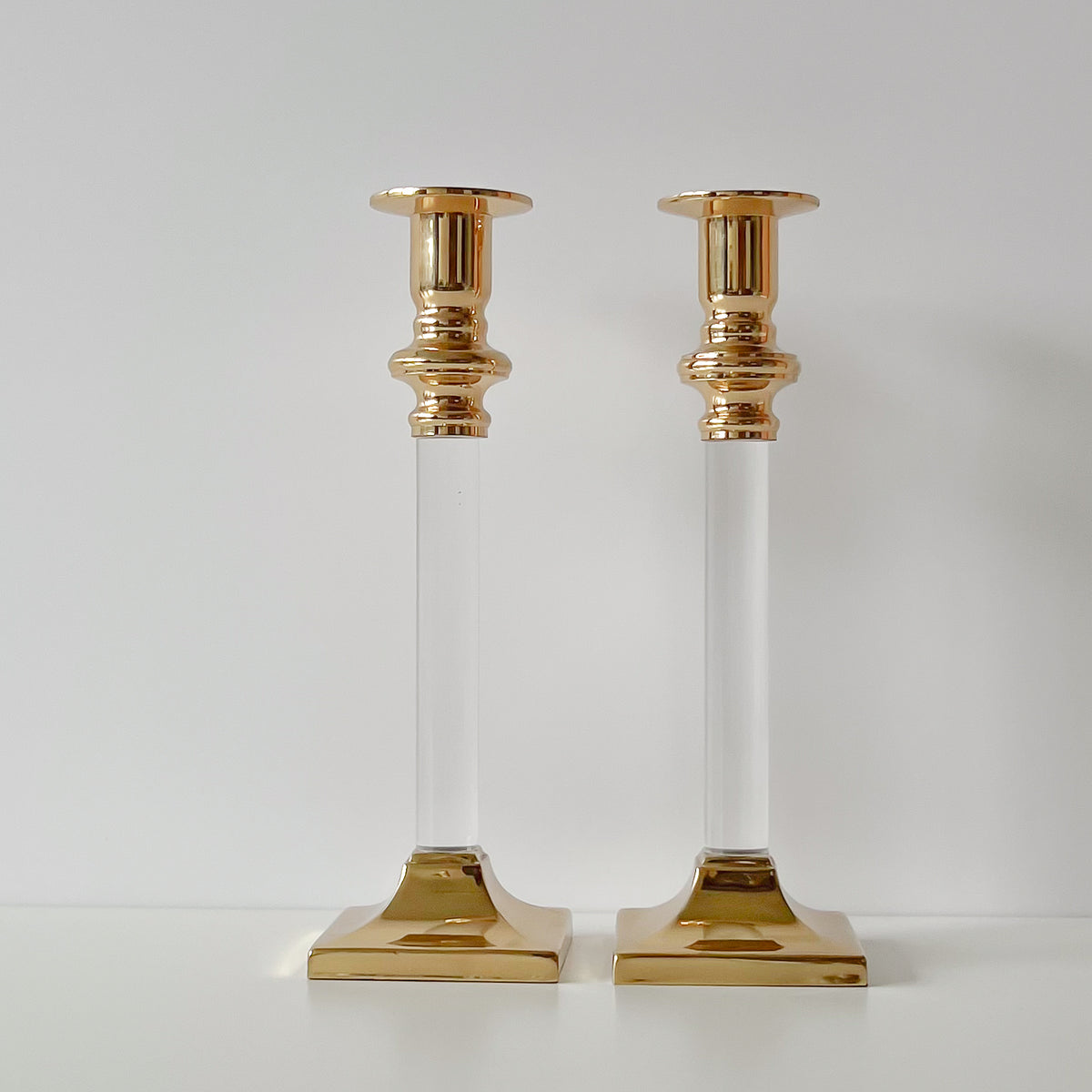 Kandelaars van acrylglas en messing – set van 2 – pre-loved Noii HOME