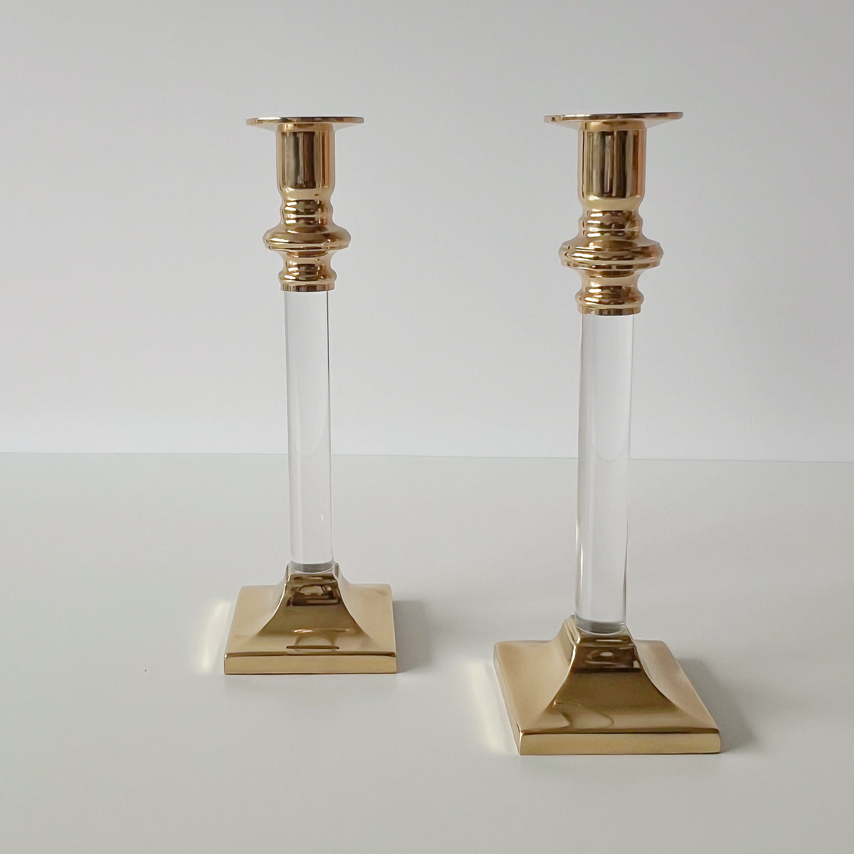 Kandelaars van acrylglas en messing – set van 2 – pre-loved Noii HOME