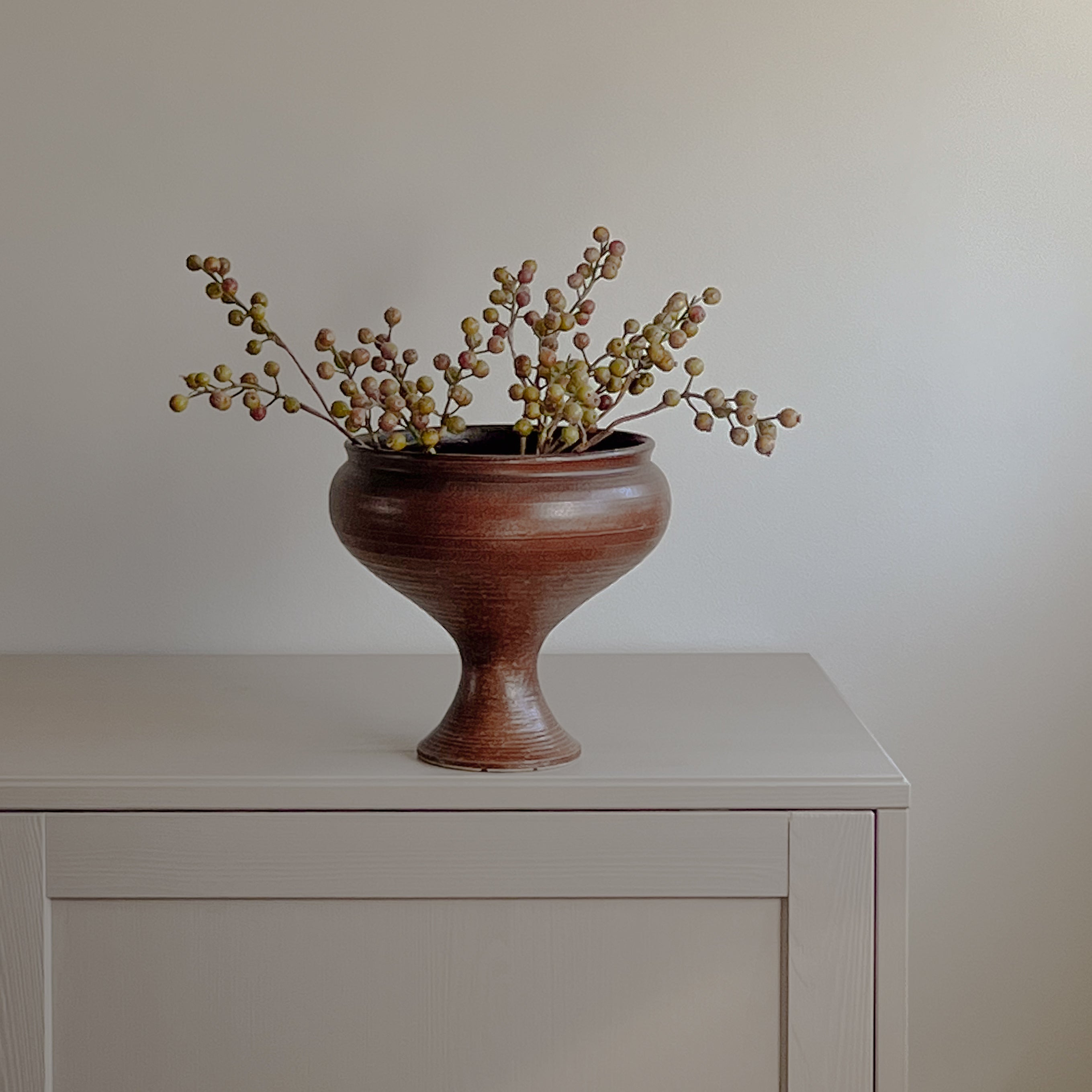 keramieken pot op voet – warm bruin glazuur – pre-loved Noii HOME