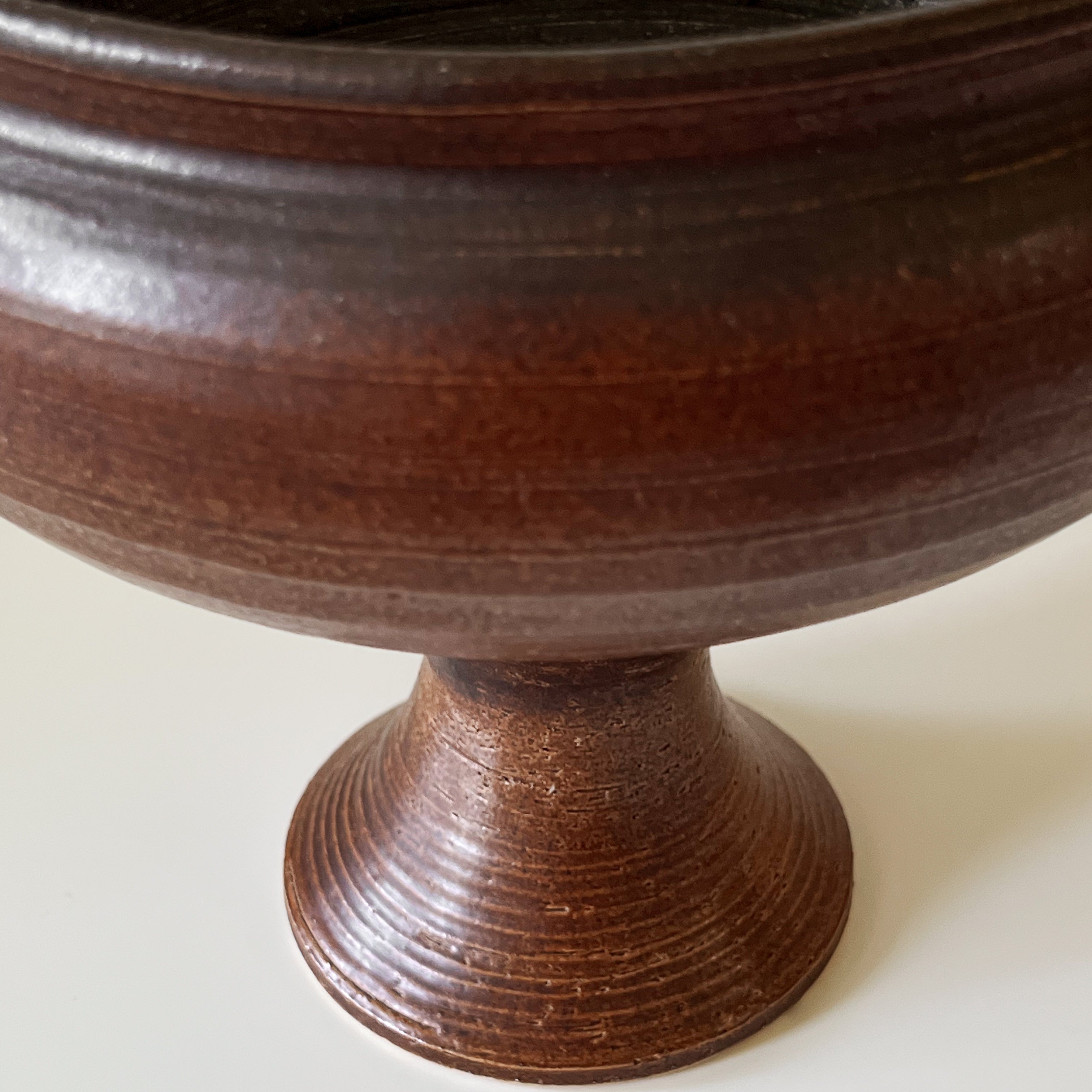 keramieken pot op voet – warm bruin glazuur – pre-loved Noii HOME