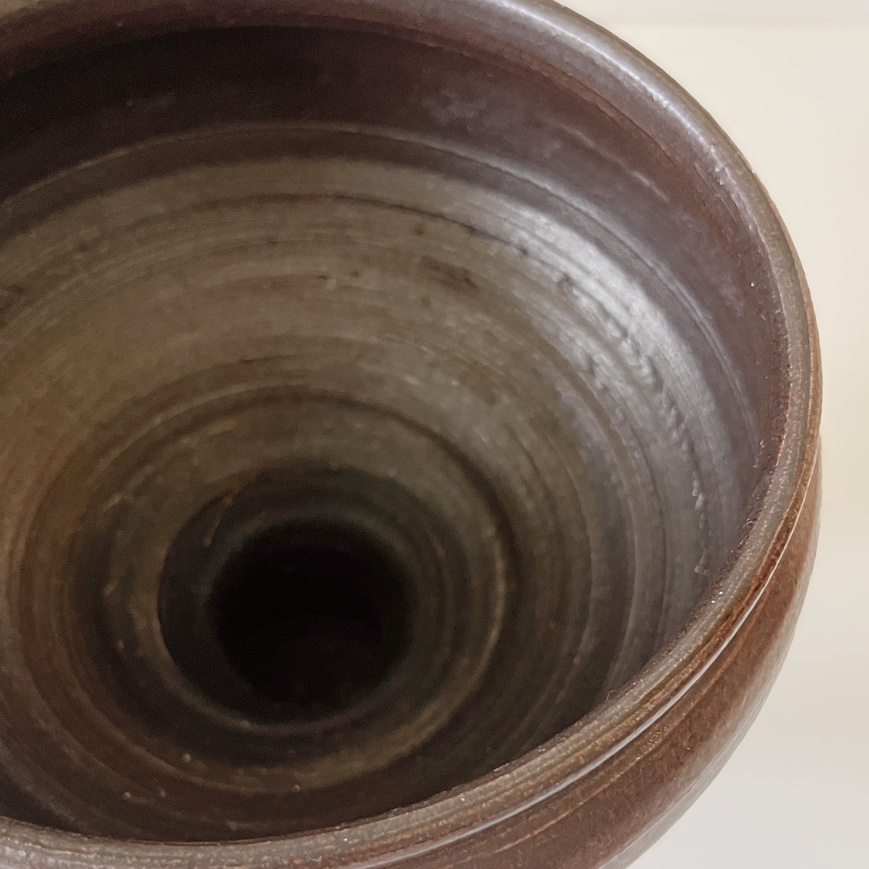 keramieken pot op voet – warm bruin glazuur – pre-loved Noii HOME
