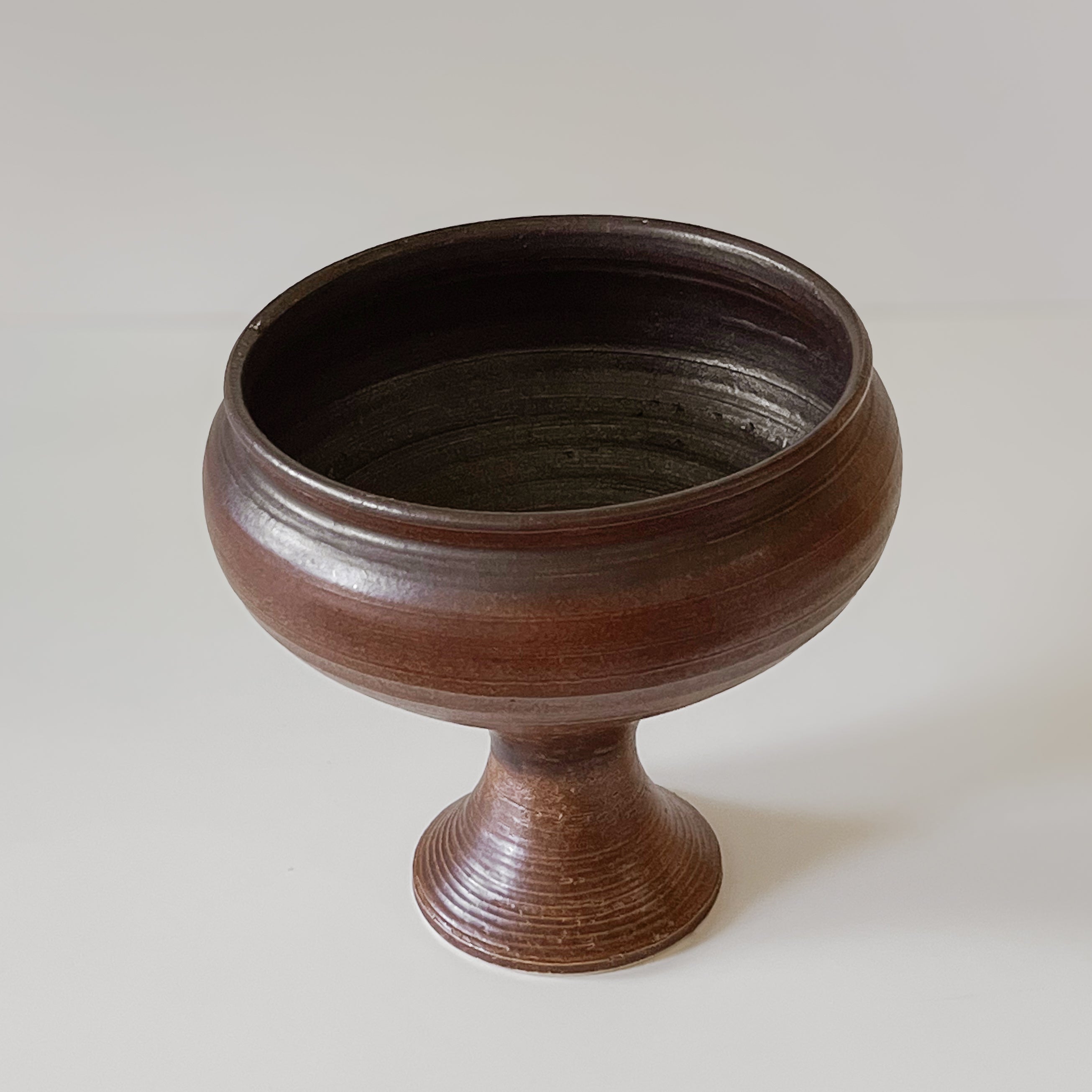keramieken pot op voet – warm bruin glazuur – pre-loved Noii HOME