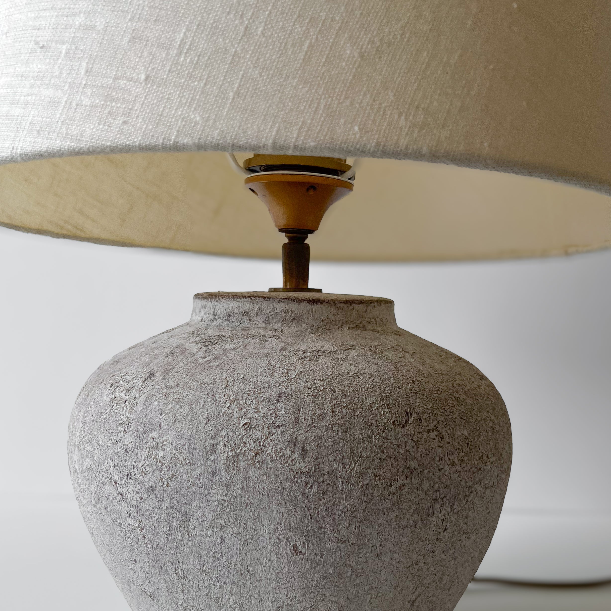 keramieken tafellamp met geweven stoffen kap – pre-loved Noii HOME