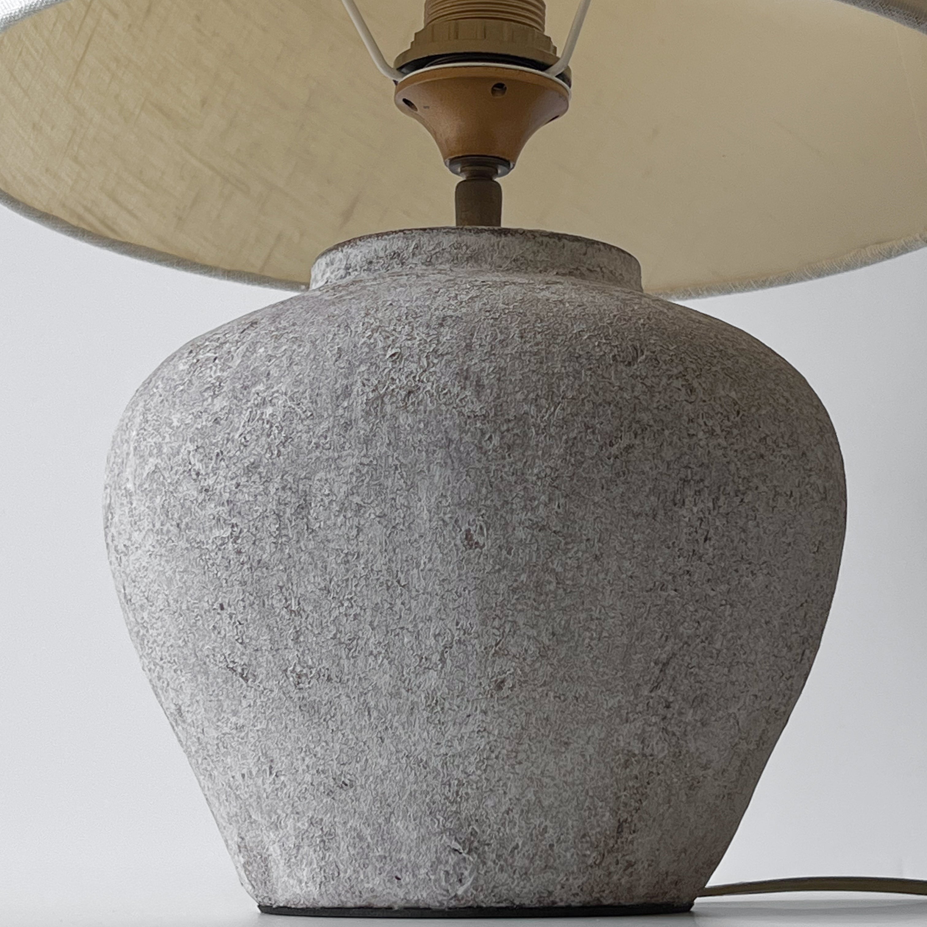 keramieken tafellamp met geweven stoffen kap – pre-loved Noii HOME