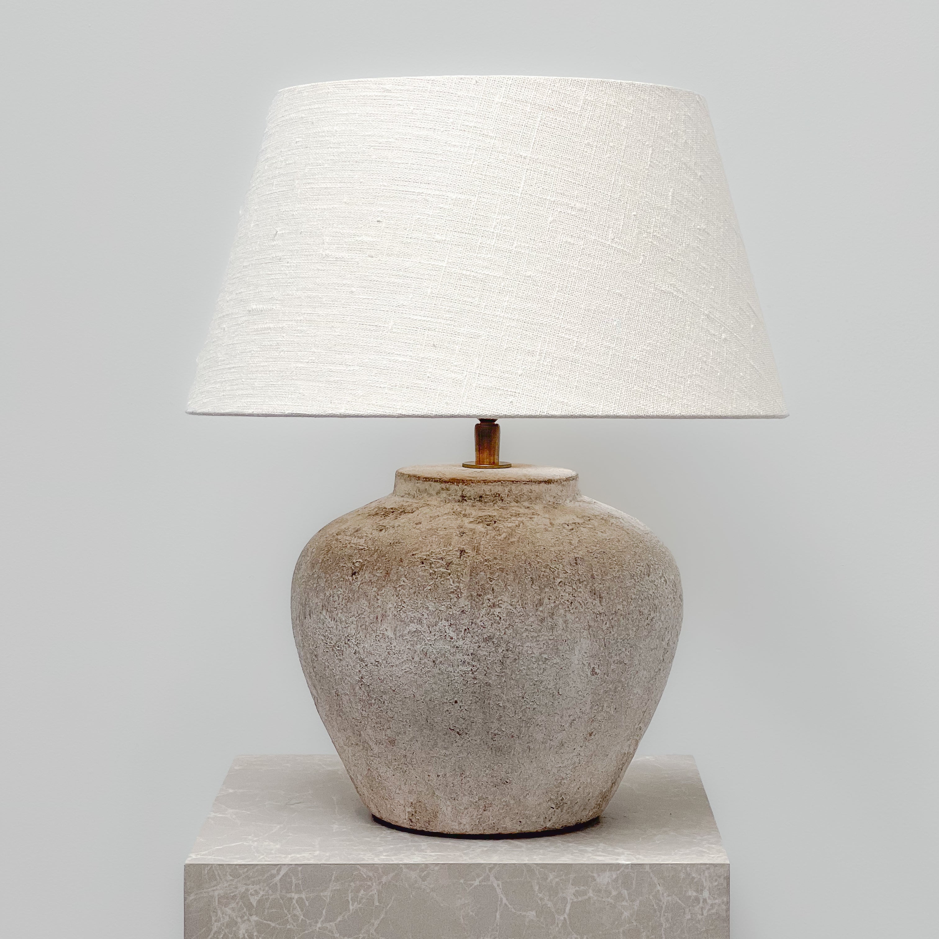 keramieken tafellamp met geweven stoffen kap – pre-loved Noii HOME