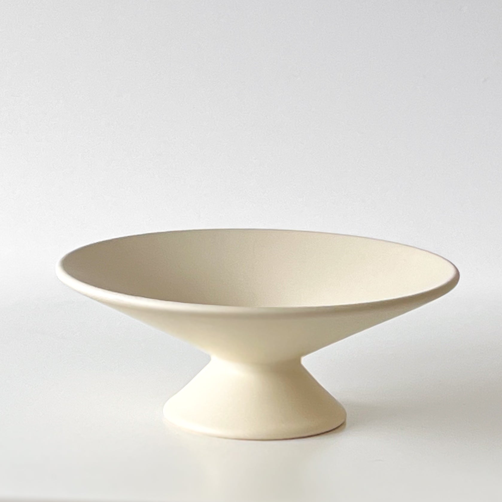 keramische schaal op voet – off-white – pre-loved Noii HOME