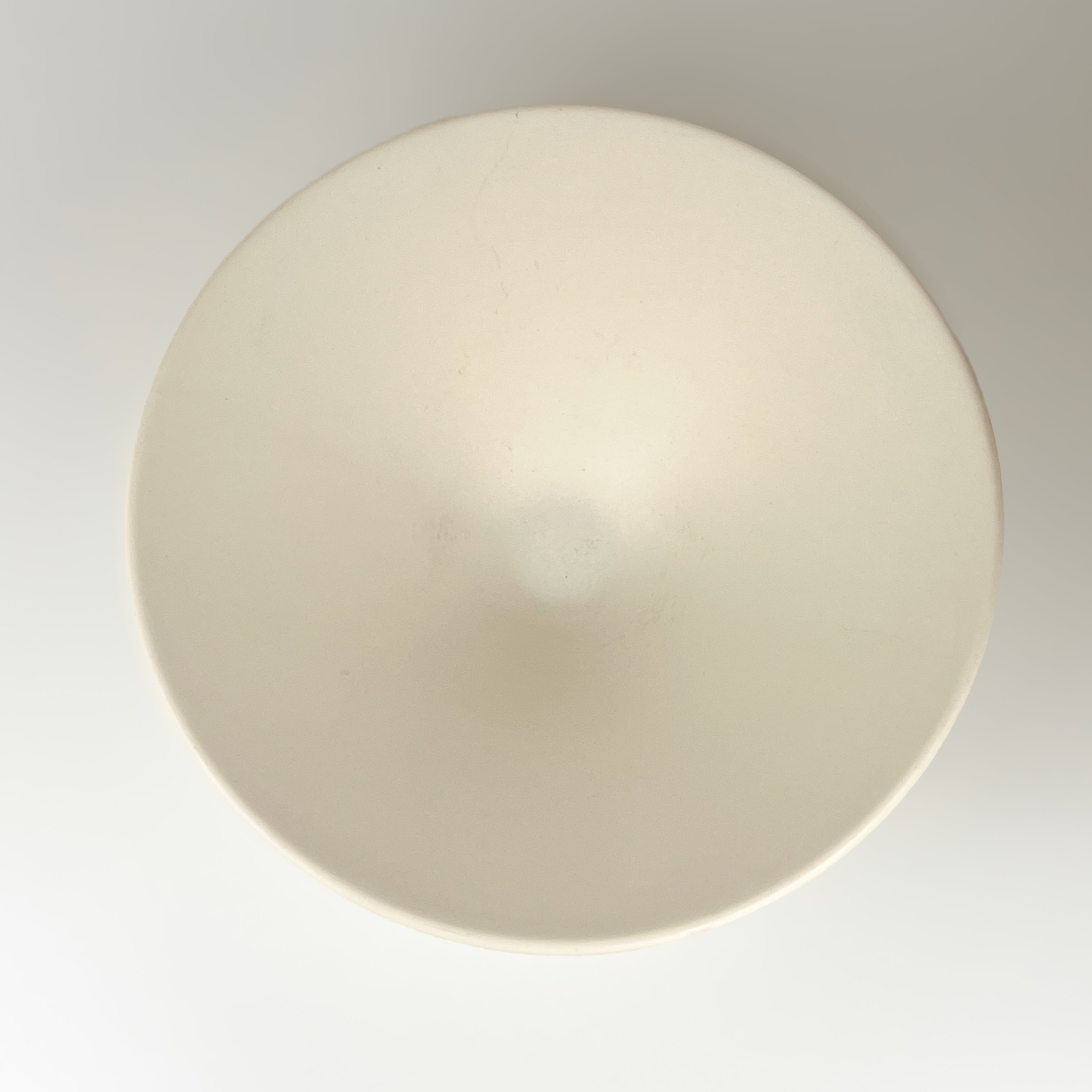 keramische schaal op voet – off-white – pre-loved Noii HOME