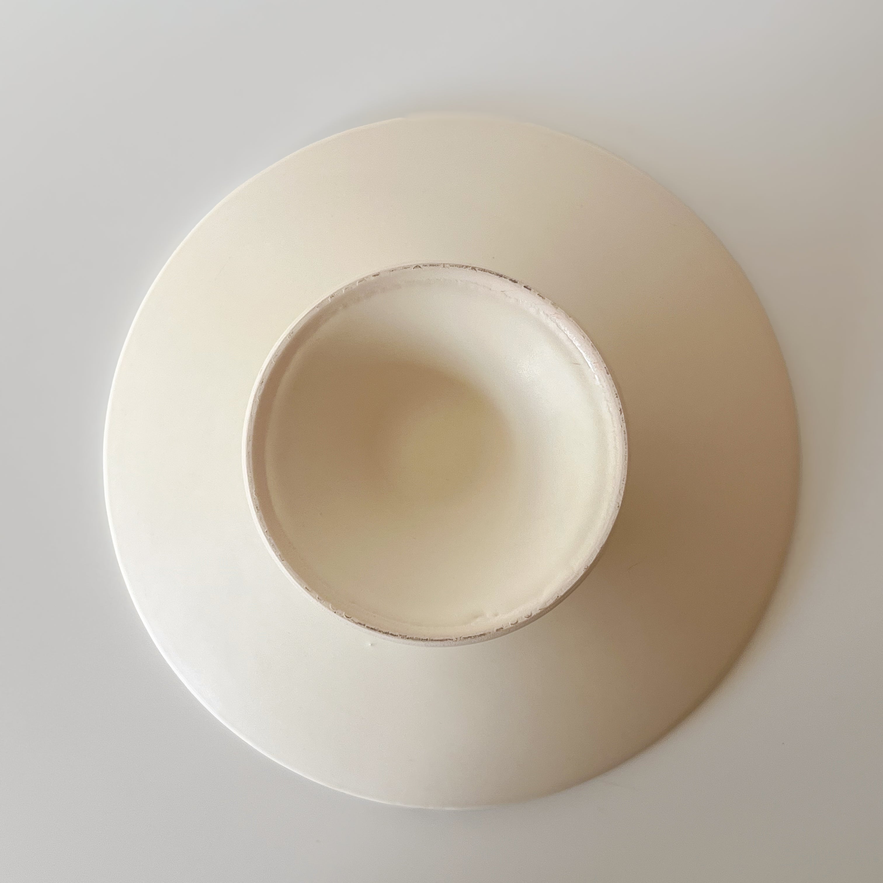 keramische schaal op voet – off-white – pre-loved Noii HOME