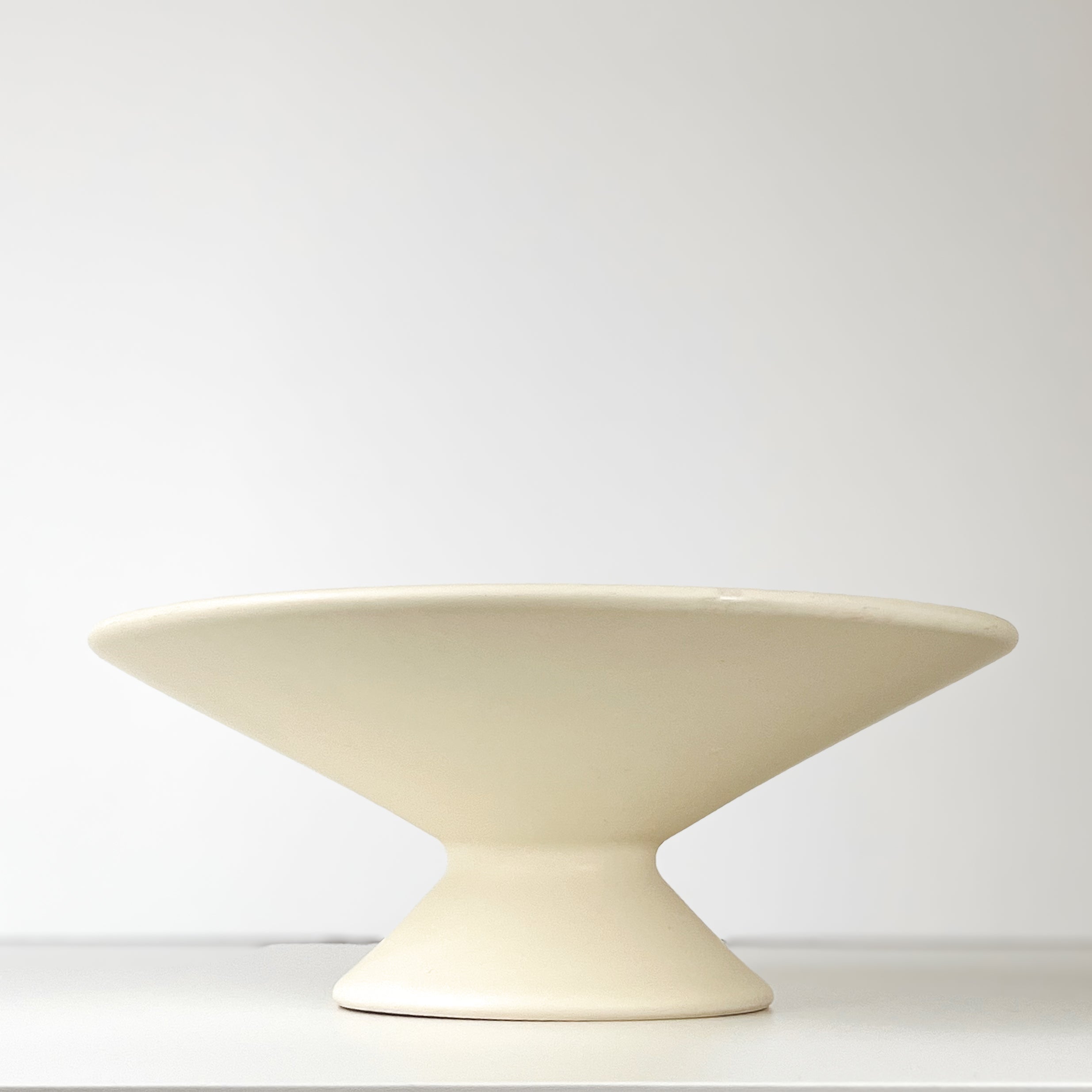 keramische schaal op voet – off-white – pre-loved Noii HOME
