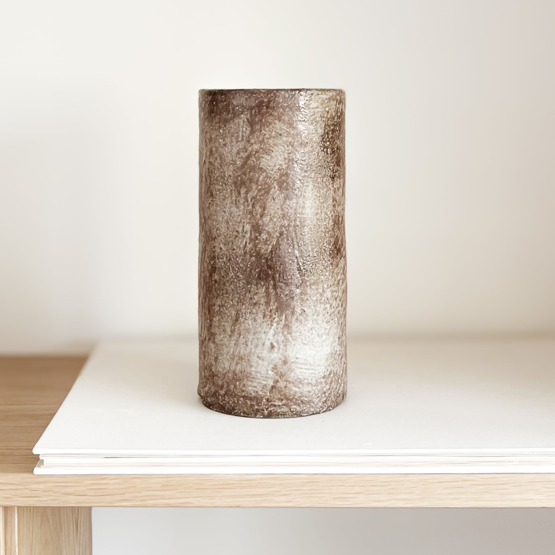 keramische vaas in aardetinten – cilindervorm – pre-loved Noii HOME