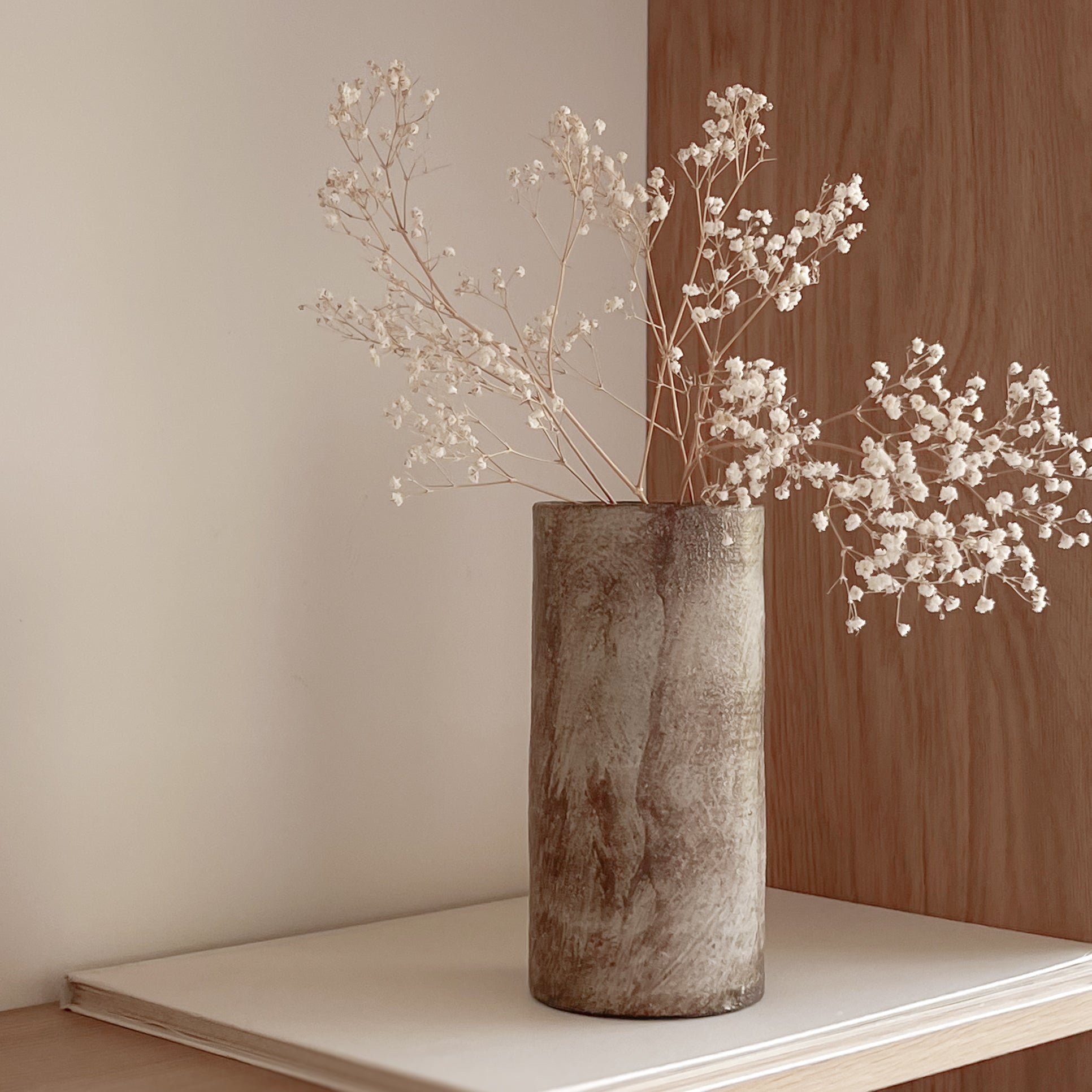 keramische vaas in aardetinten – cilindervorm – pre-loved Noii HOME