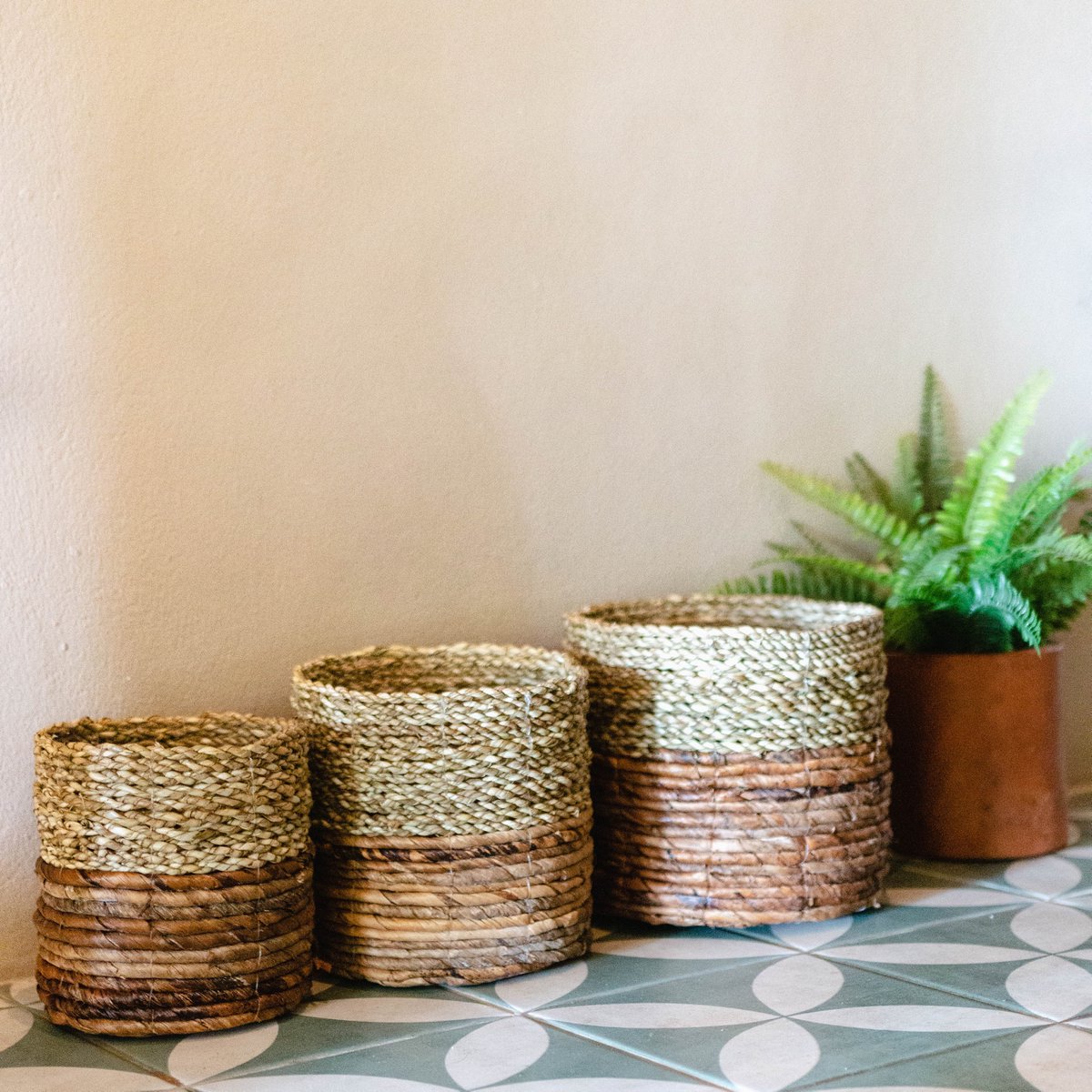 Kleine zeegrasmand BHINNEKA (tweekleurig) | Plantenmand | Kleine opbergmand | Geweven Boho-mand | Plantenbak | Decoratieve mand | Ronde bloemenmand Soeji