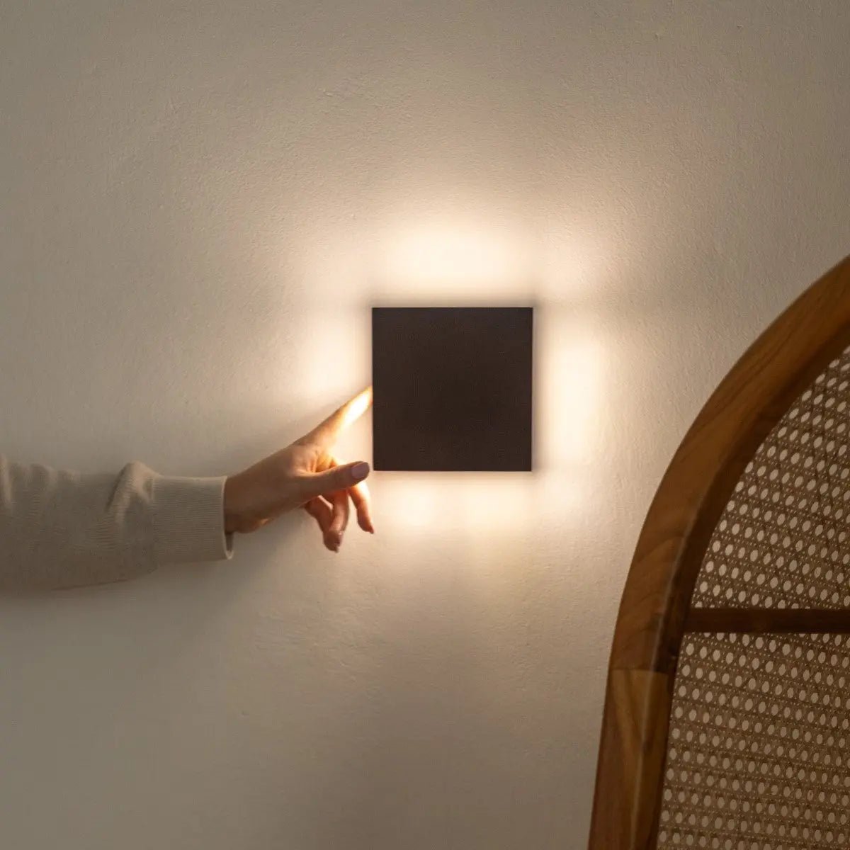 Lane Black draadloze wandlamp – Oplaadbare en dimbare lamp van natuurlijk hout Tavellio - Amsterdam