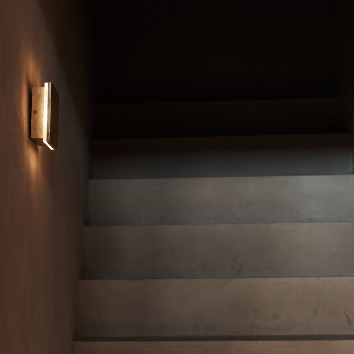 Lane lichtbruine draadloze wandlamp - oplaadbaar, dimbaar, natuurlijk houtlamp Tavellio - Amsterdam