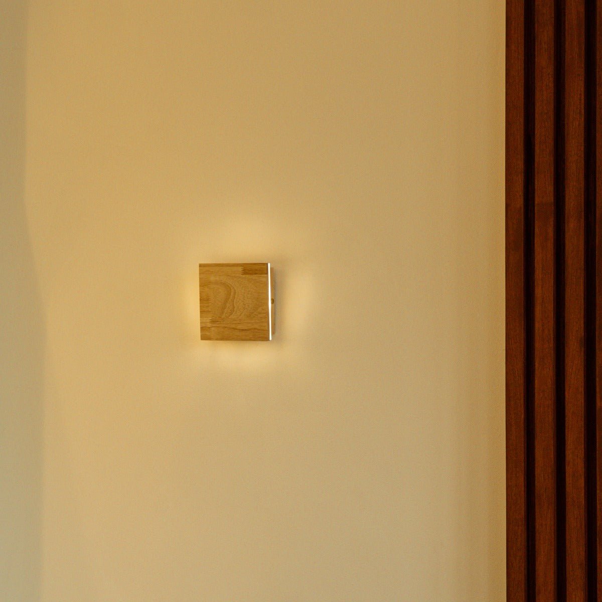 Lane lichtbruine draadloze wandlamp - oplaadbaar, dimbaar, natuurlijk houtlamp Tavellio - Amsterdam